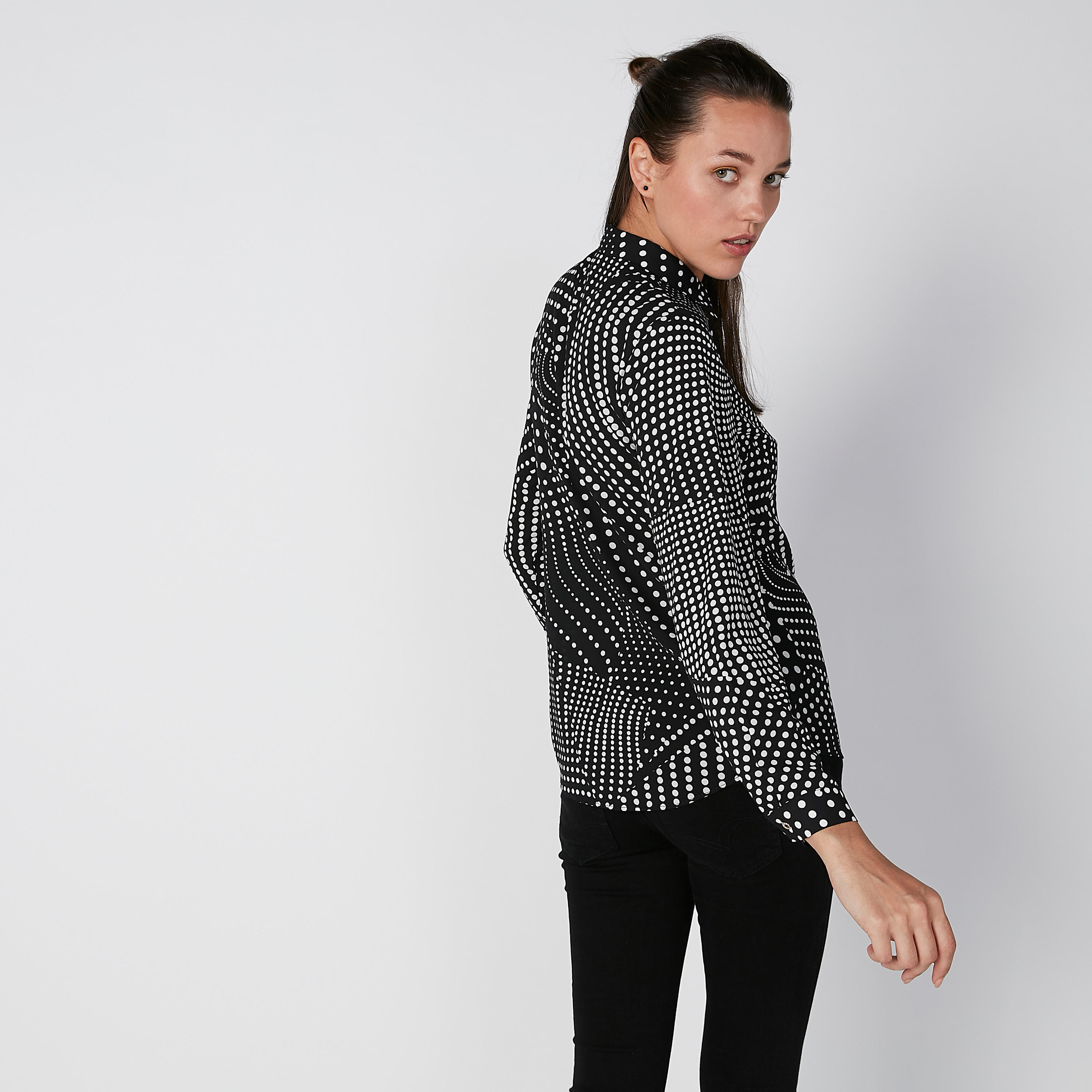 قميص بأكمام طويلة وأزرار مخفيّة وطبعات منقّطة-women-clothing-shirtsandblouses-shirts-image-2