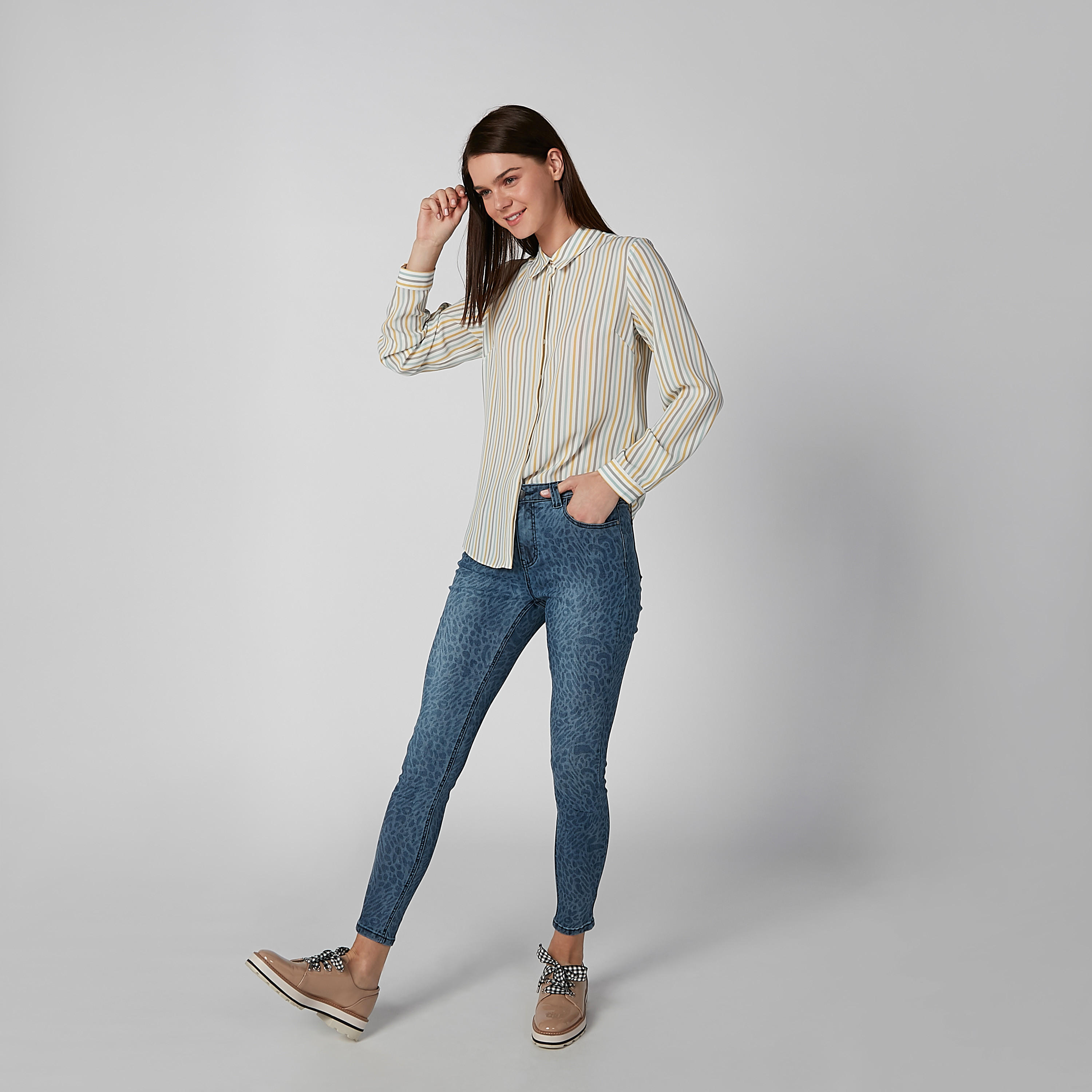 قميص مخطط بأكمام طويلة ووصلة أزرار كاملة.-women-clothing-shirtsandblouses-shirts-image-3