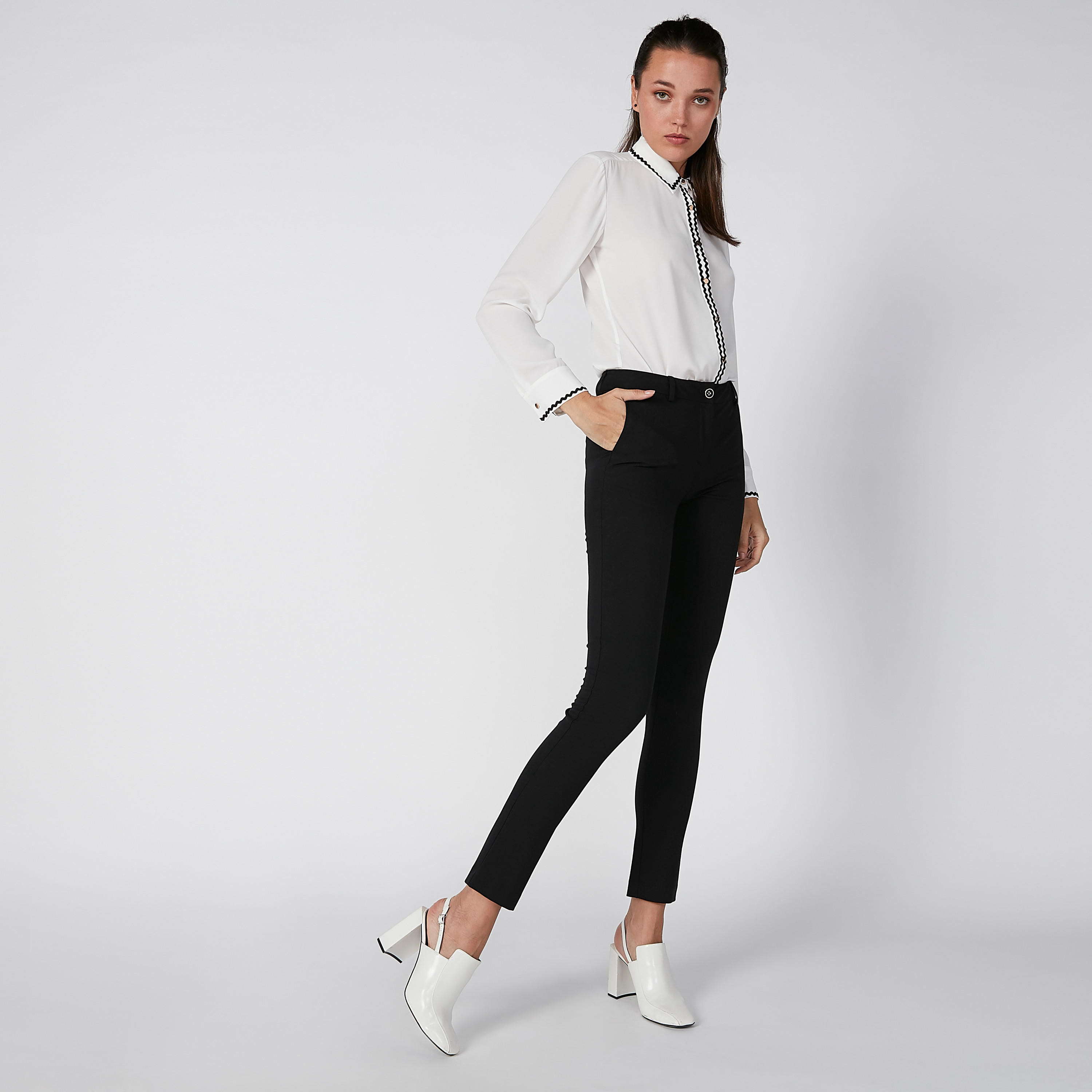 بنطال سادة بقصّة سكيني وخصر متوسط الارتفاع وجيوب وحلقات للحزام-women-clothing-bottoms-trousers-image-1