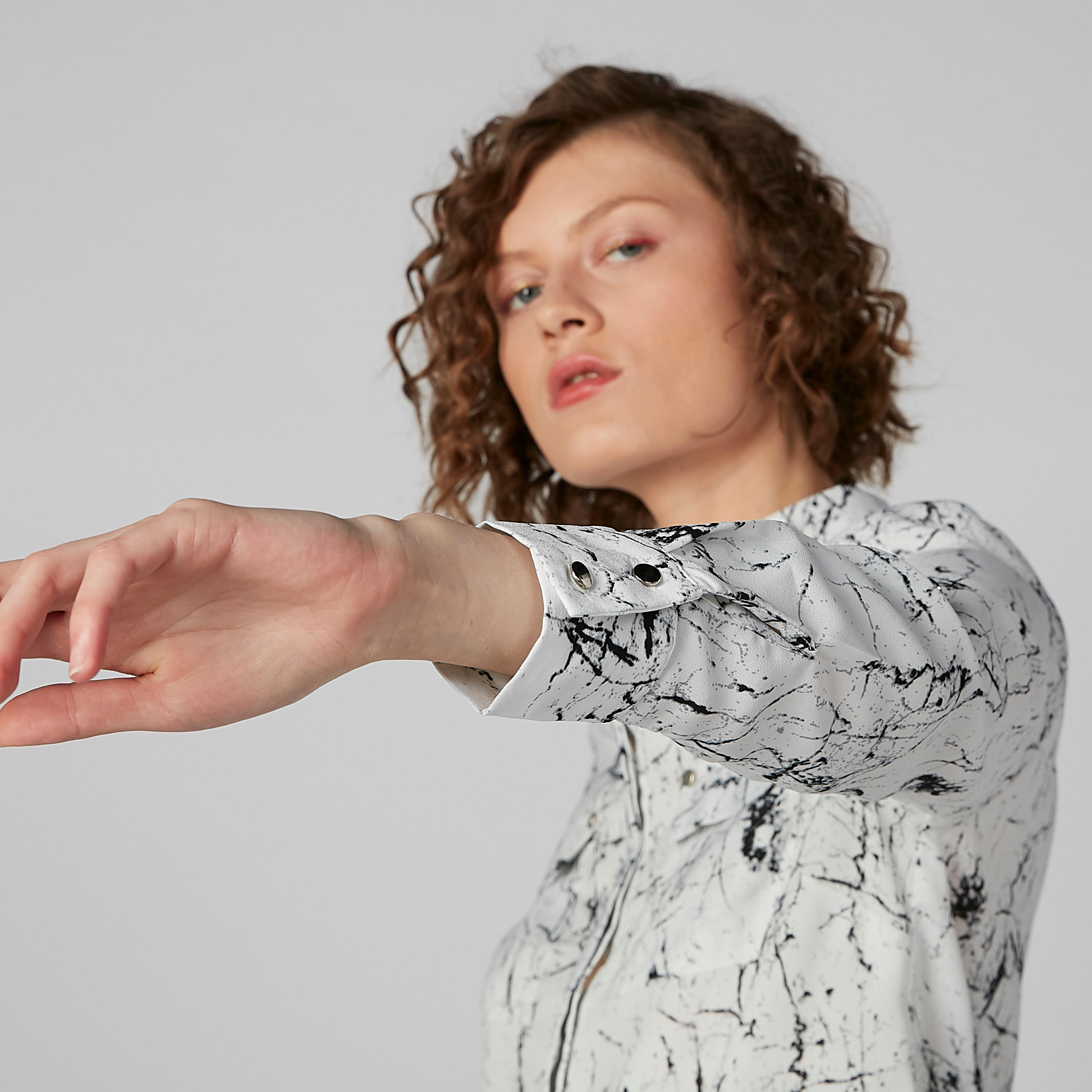 قميص بأكمام طويلة وجيوب بطيّة وطبعات-women-clothing-shirtsandblouses-shirts-image-3