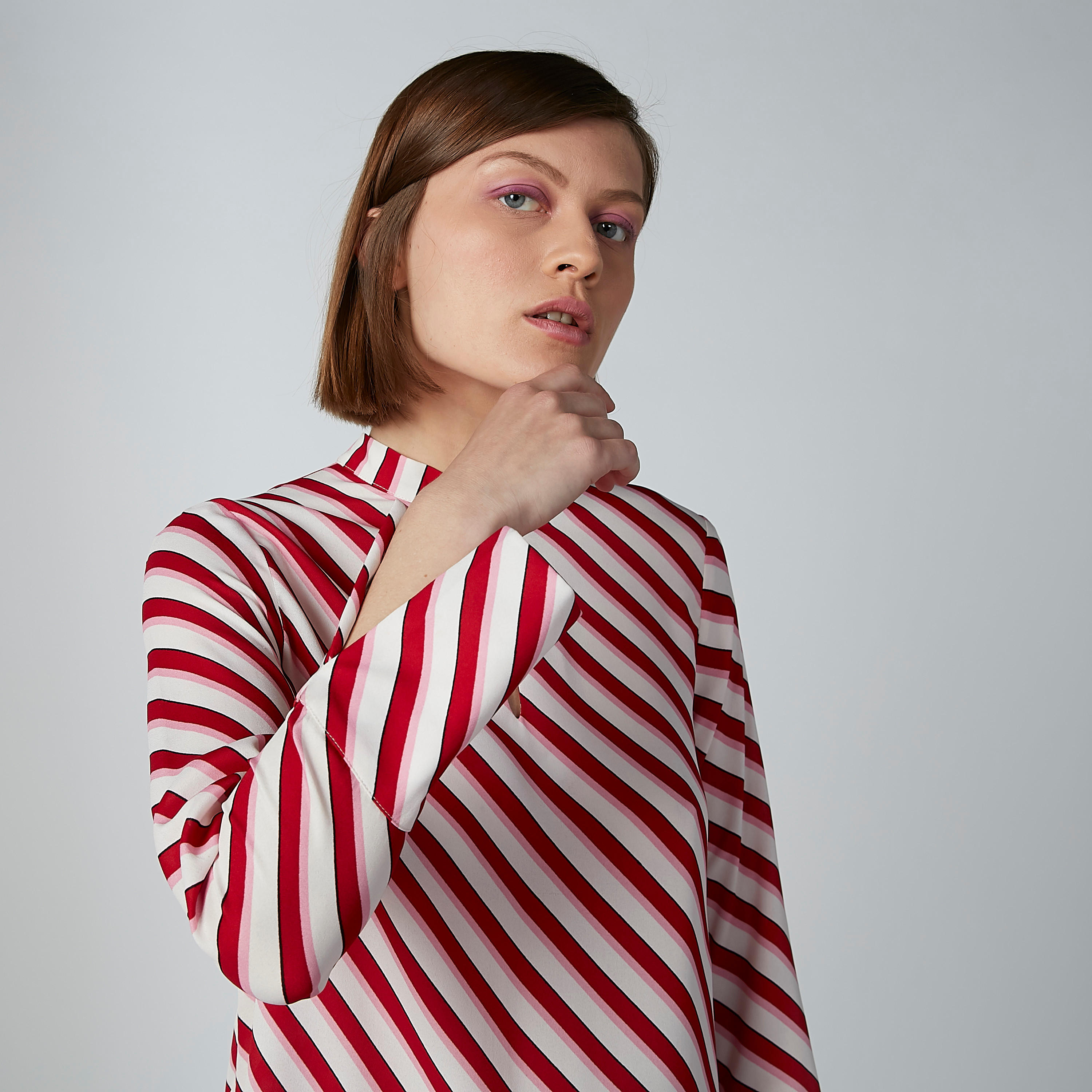 بلوزة مقلّمة بياقة عالية وأكمام طويلة-women-clothing-shirtsandblouses-blouses-image-1