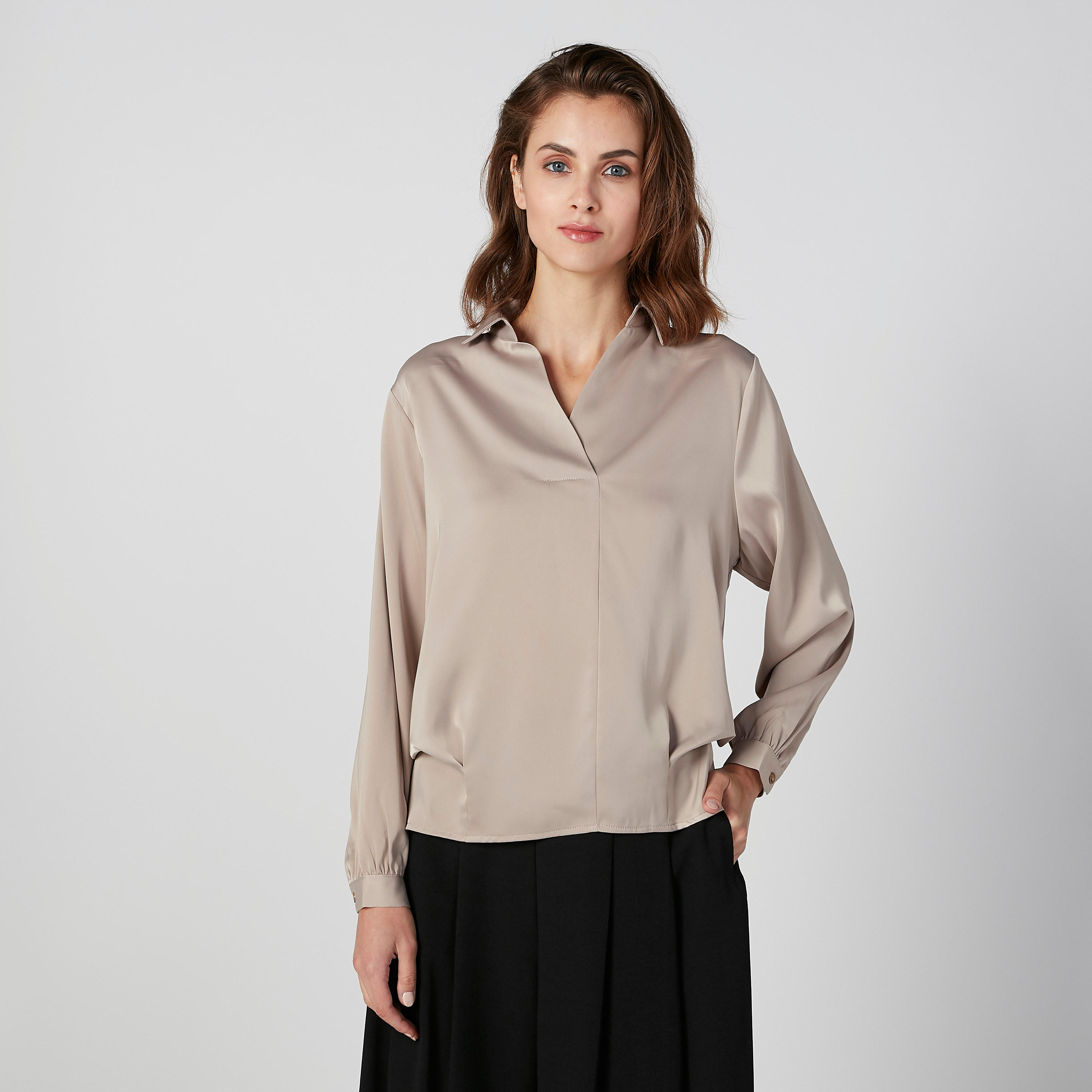 بلوزة سادة بياقة عاديّة وأكمام طويلة من خامات مستدامة-women-clothing-shirtsandblouses-blouses-image-5