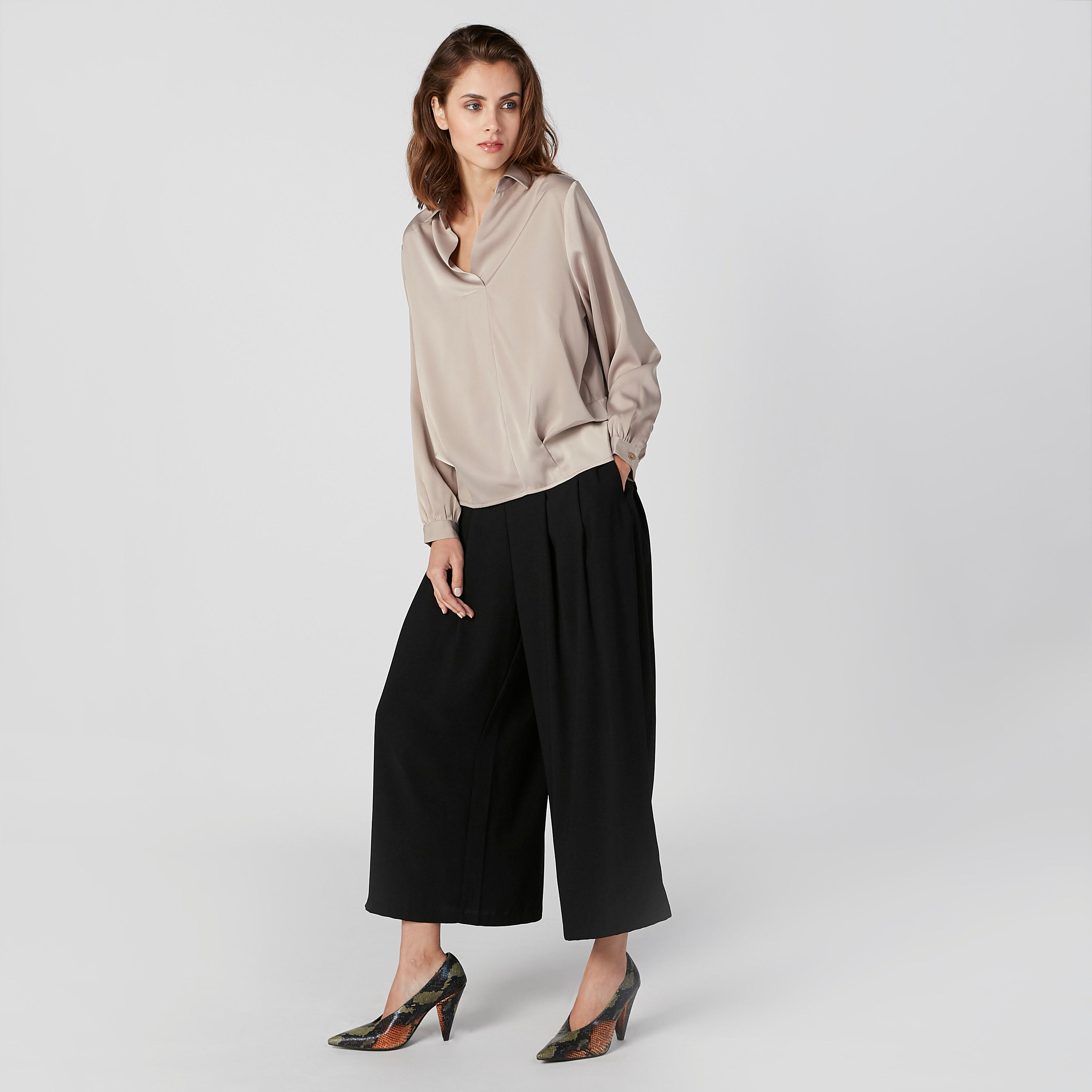 بلوزة سادة بياقة عاديّة وأكمام طويلة من خامات مستدامة-women-clothing-shirtsandblouses-blouses-image-4