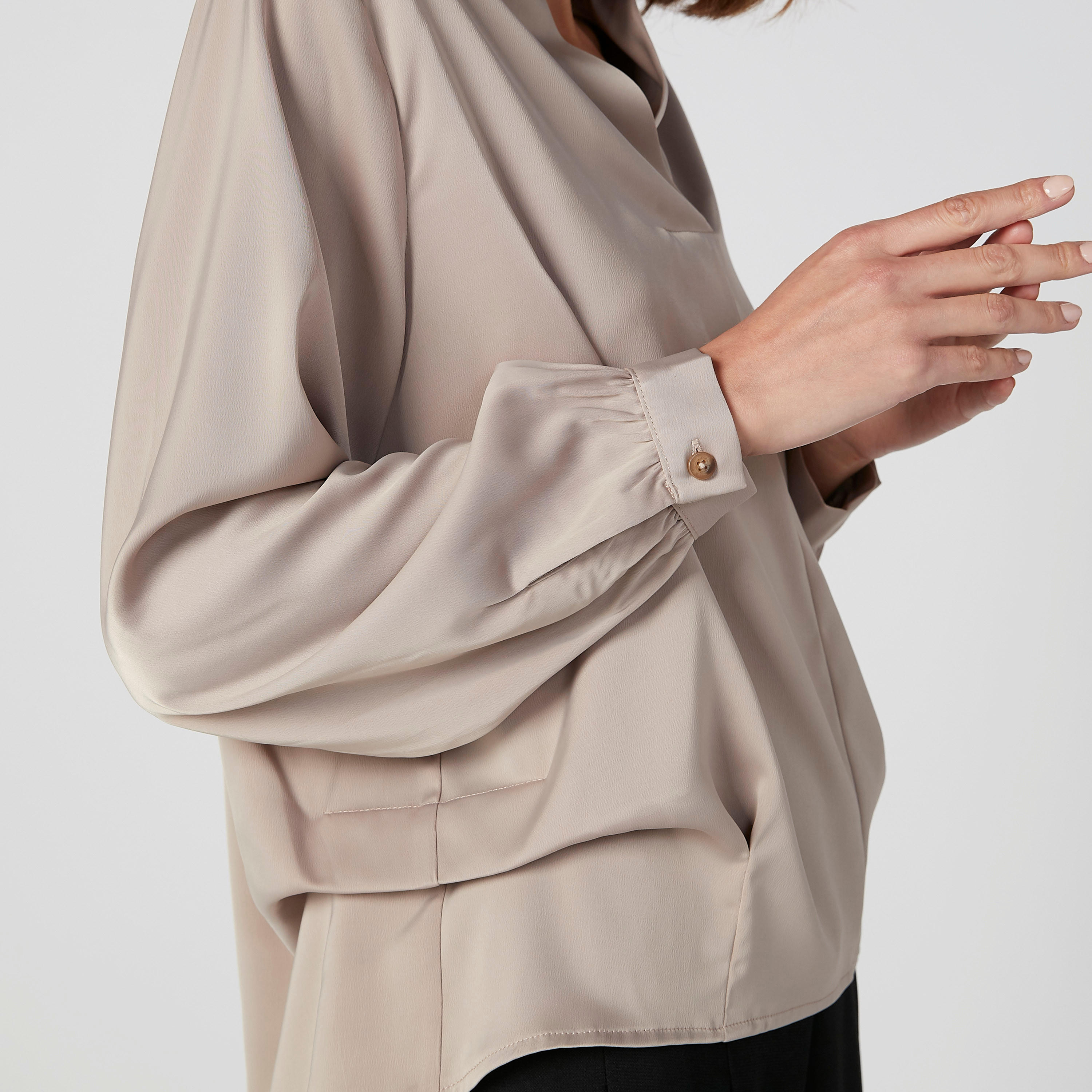 بلوزة سادة بياقة عاديّة وأكمام طويلة من خامات مستدامة-women-clothing-shirtsandblouses-blouses-image-3