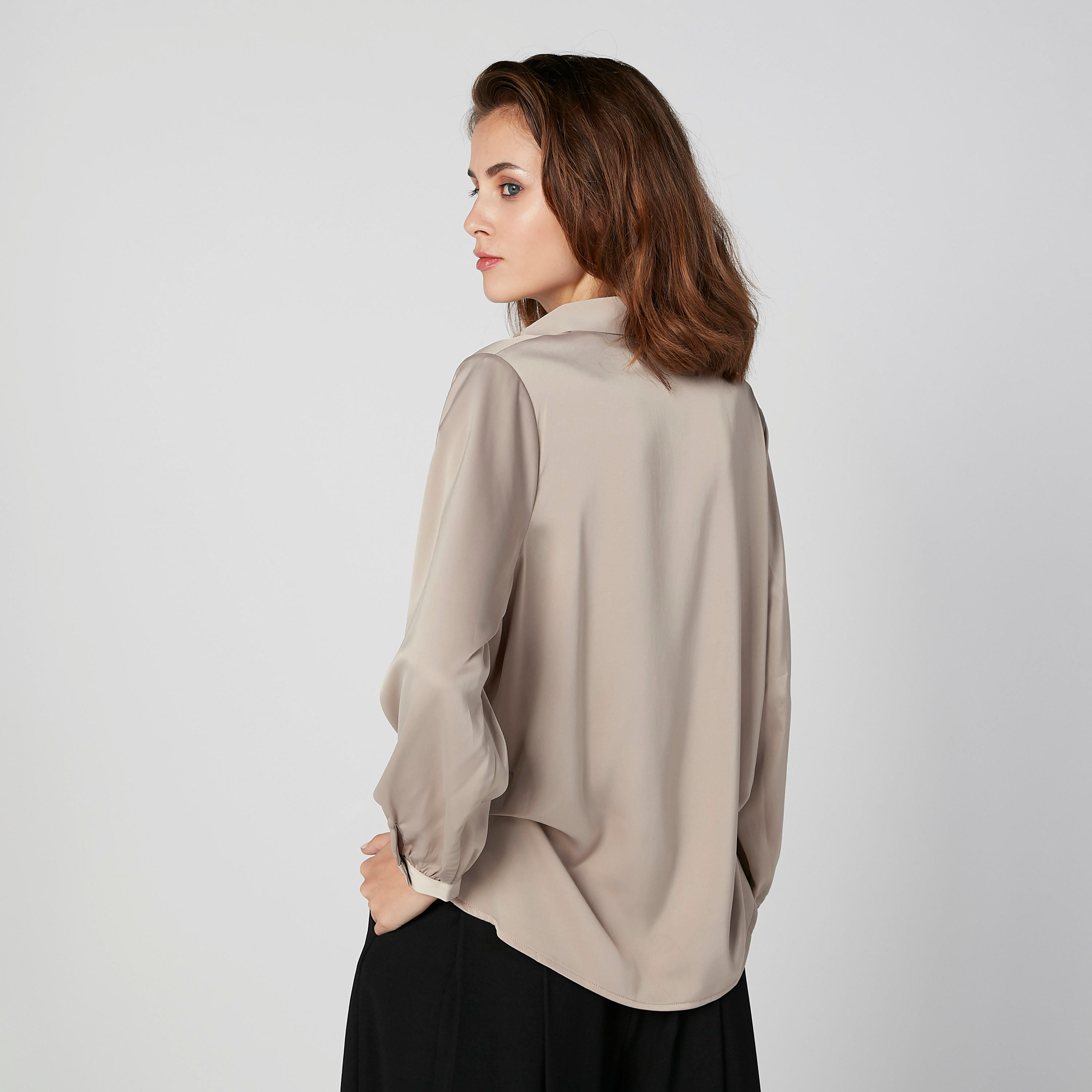 بلوزة سادة بياقة عاديّة وأكمام طويلة من خامات مستدامة-women-clothing-shirtsandblouses-blouses-image-2