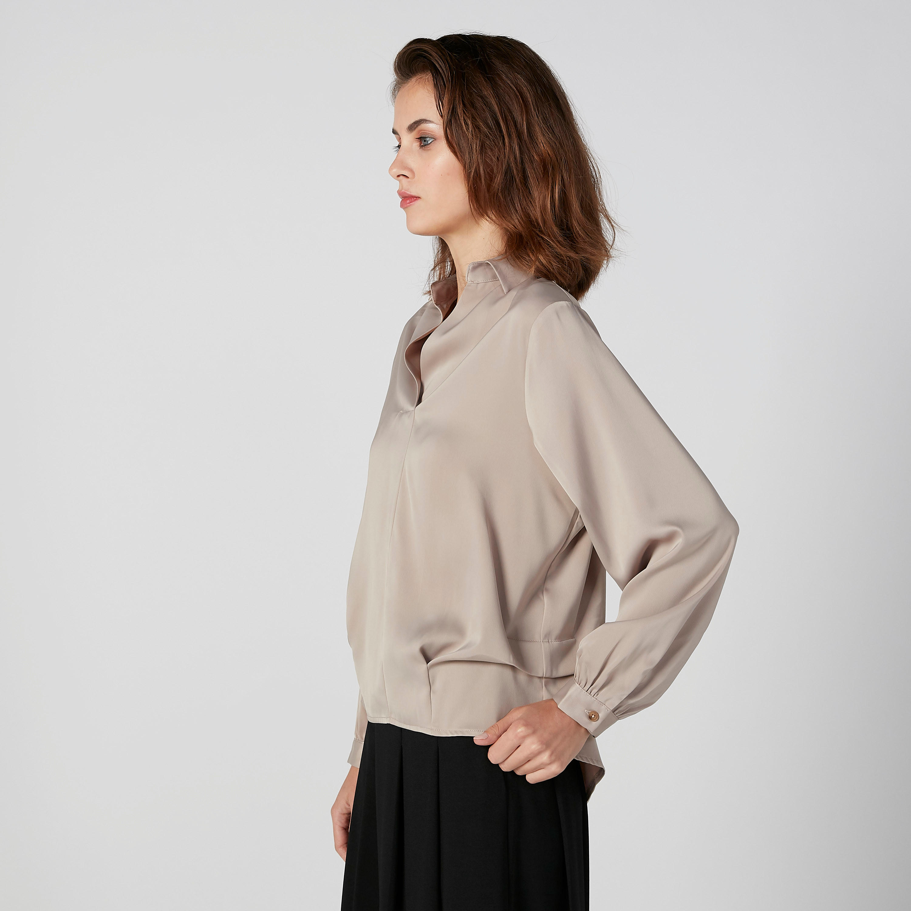 بلوزة سادة بياقة عاديّة وأكمام طويلة من خامات مستدامة-women-clothing-shirtsandblouses-blouses-image-1