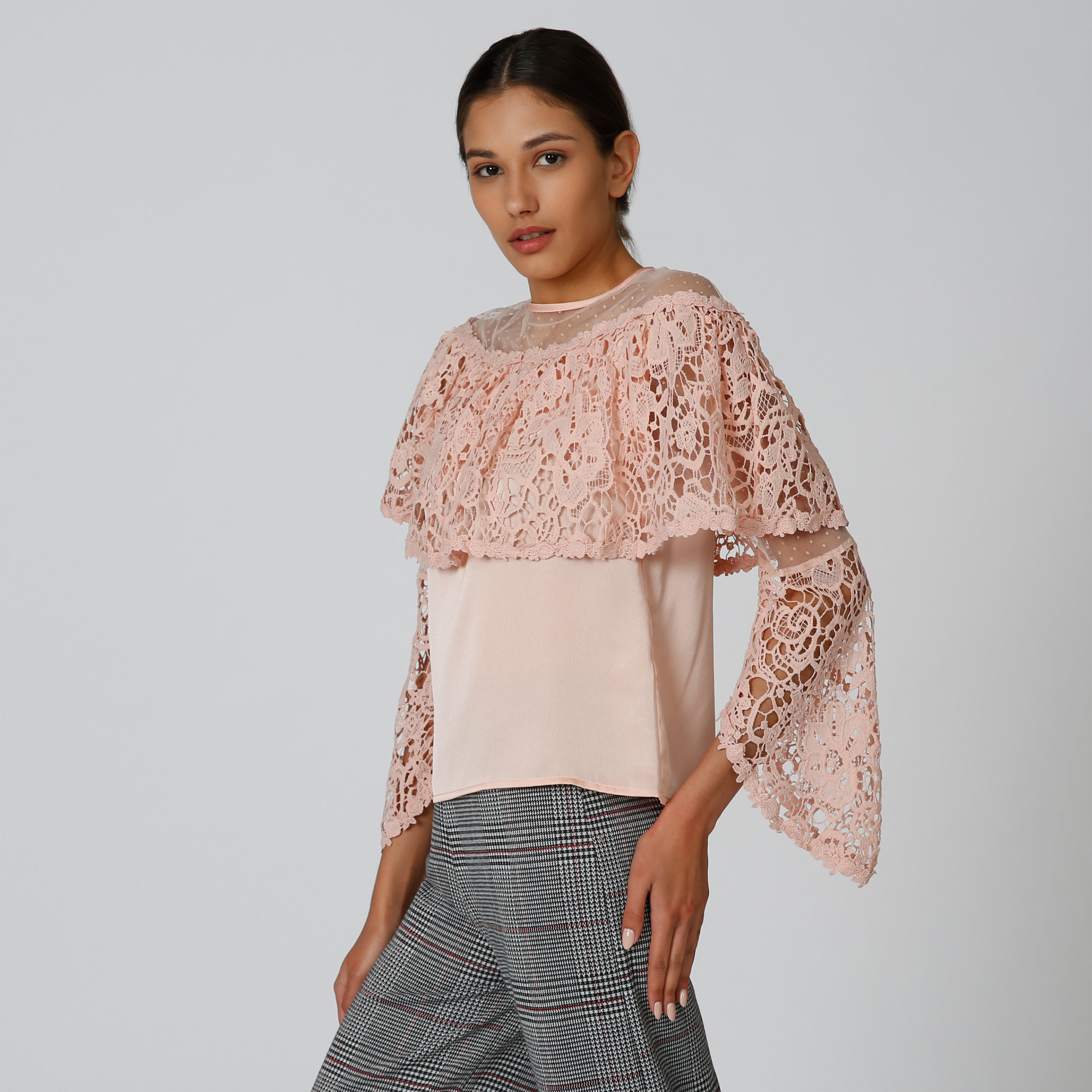 بلوزة بياقة مستديرة وأكمام واسعة وتفاصيل دانتيل-women-clothing-shirtsandblouses-blouses-image-1