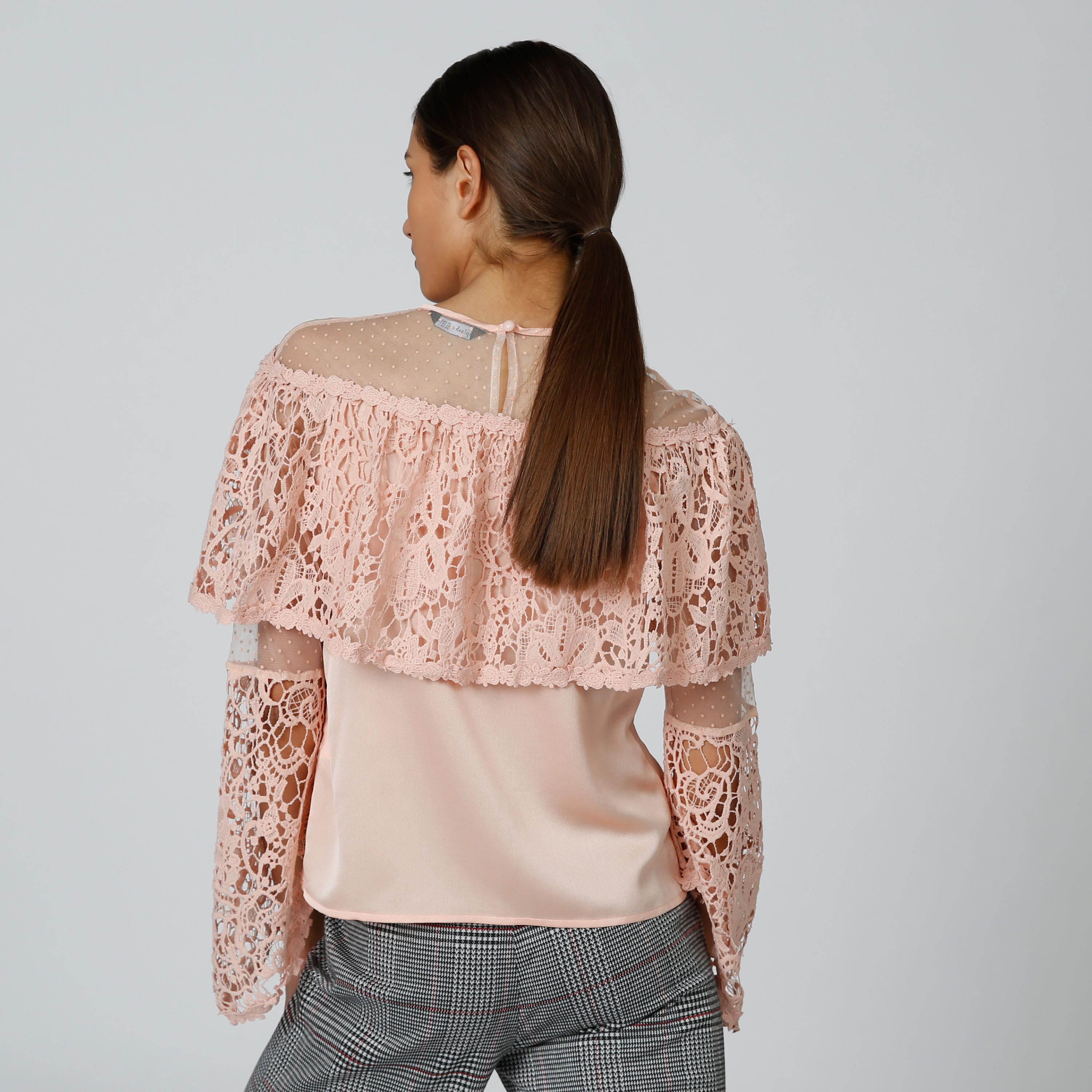 بلوزة بياقة مستديرة وأكمام واسعة وتفاصيل دانتيل-women-clothing-shirtsandblouses-blouses-image-2