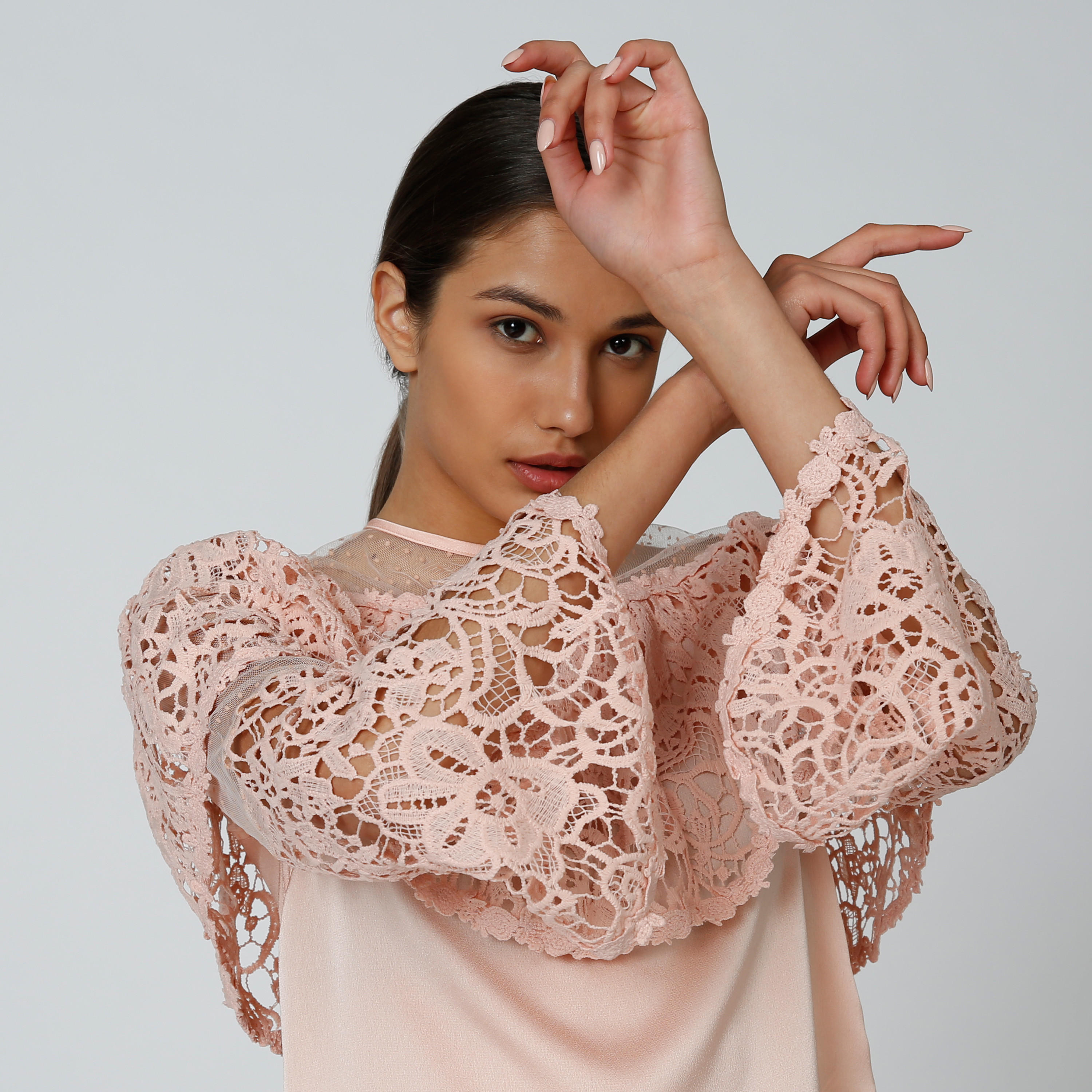 بلوزة بياقة مستديرة وأكمام واسعة وتفاصيل دانتيل-women-clothing-shirtsandblouses-blouses-image-3