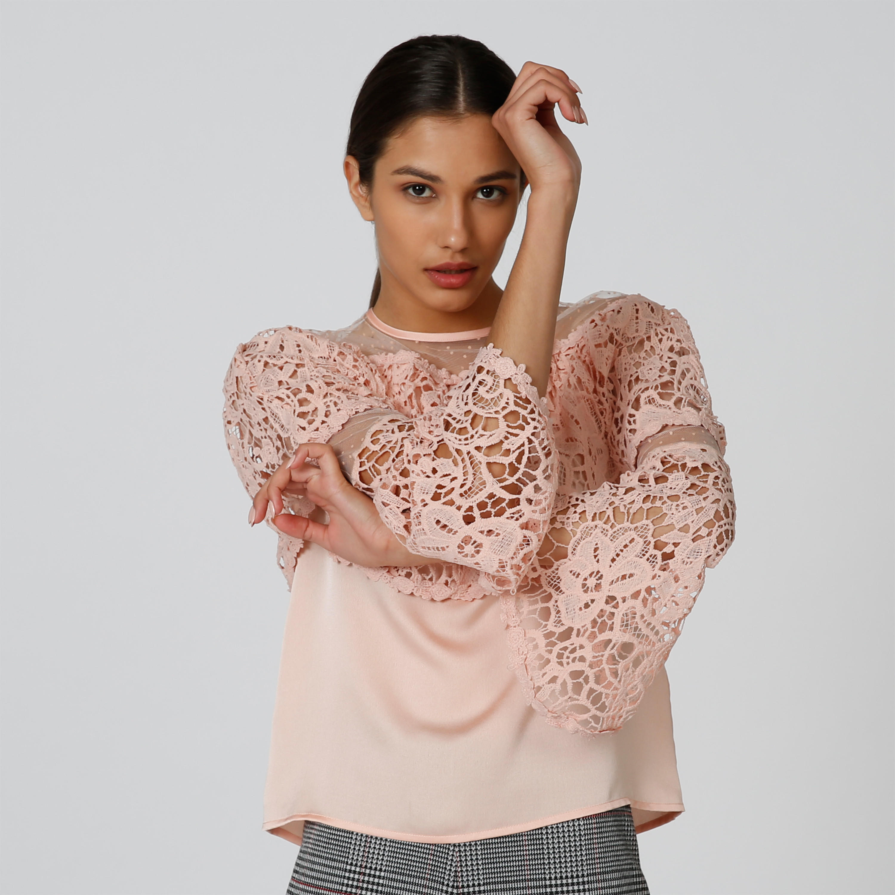 بلوزة بياقة مستديرة وأكمام واسعة وتفاصيل دانتيل-women-clothing-shirtsandblouses-blouses-image-4