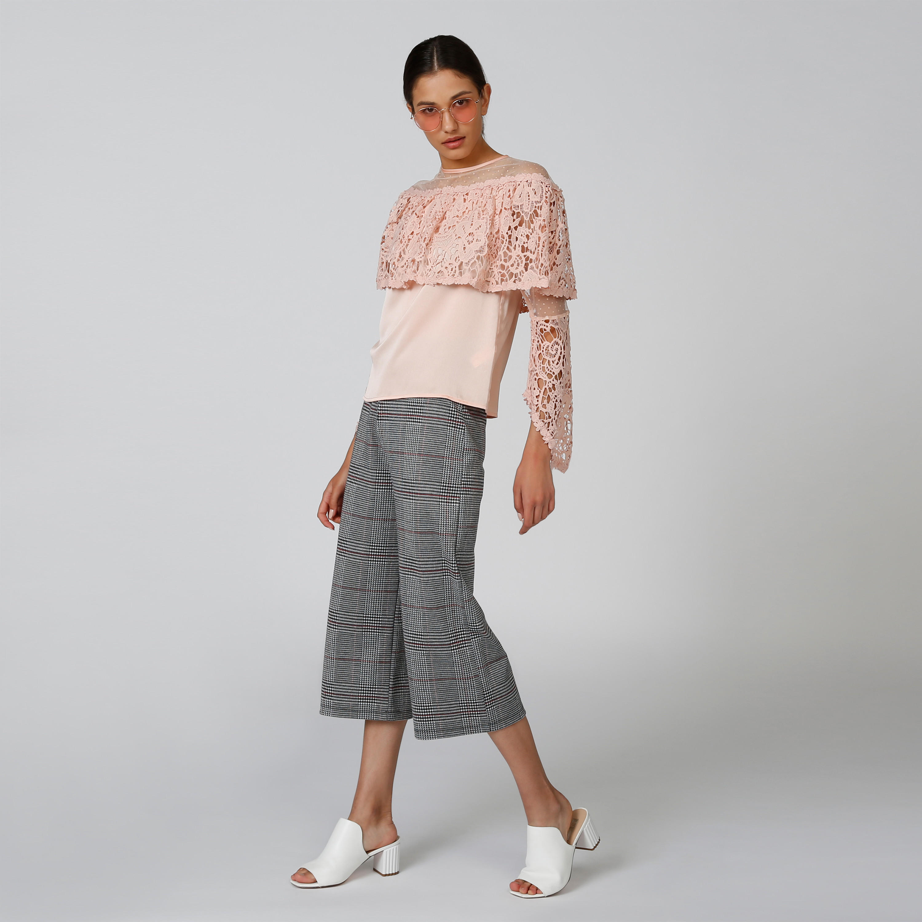 بلوزة بياقة مستديرة وأكمام واسعة وتفاصيل دانتيل-women-clothing-shirtsandblouses-blouses-image-5