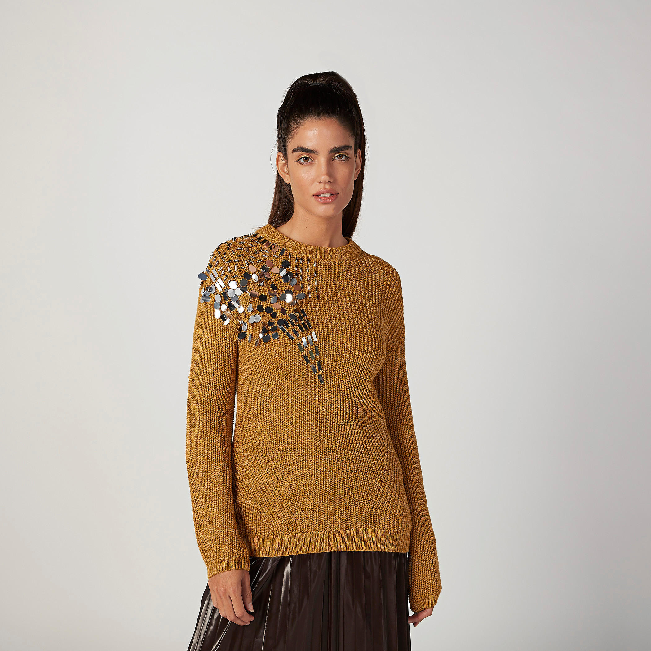 كنزة بتفاصيل مزيّمة وأكمام طويلة-women-clothing-cardigansandjumpers-jumpers-image-1