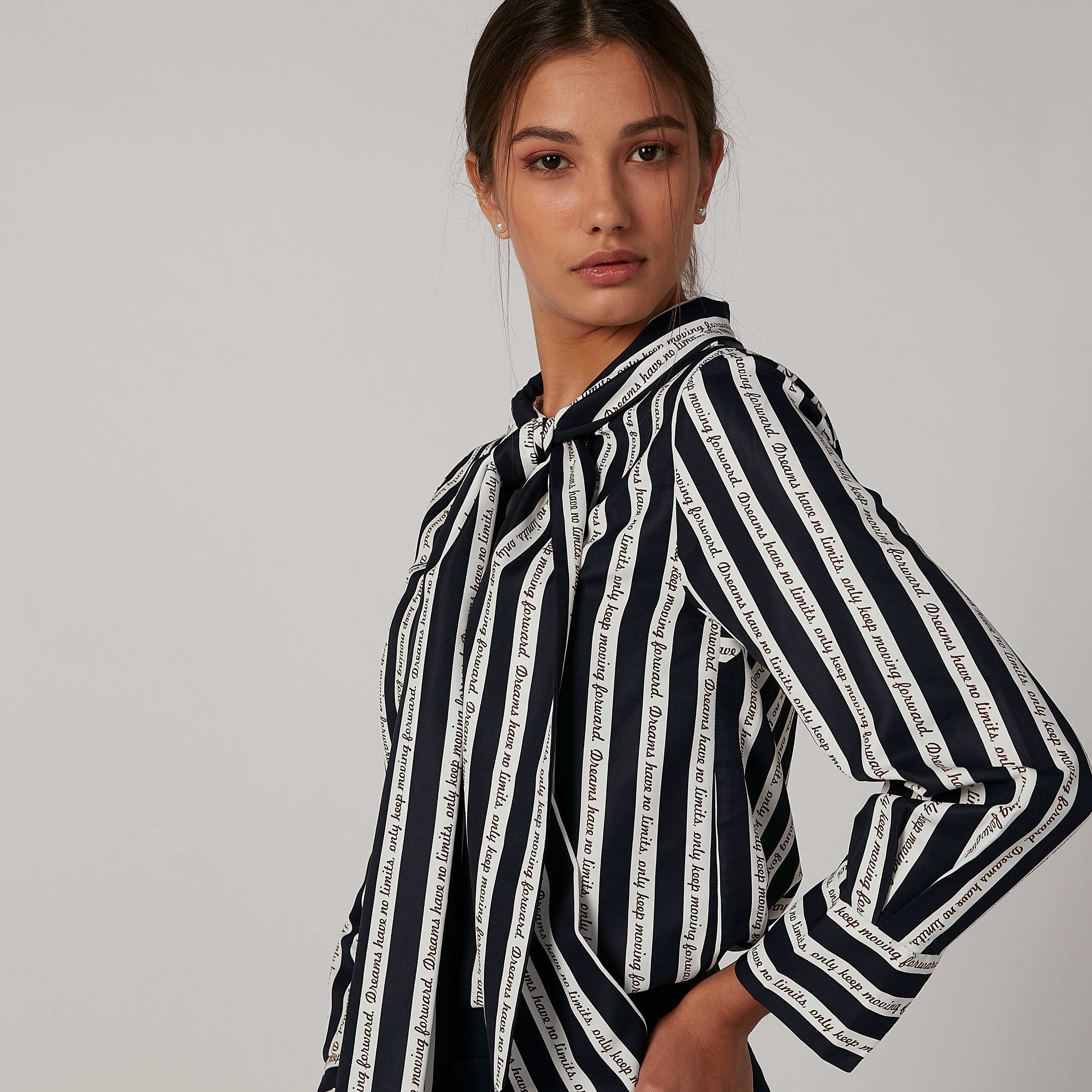 بلوزة مستدامة بأكمام طويلة وطبعات وربطة عنق -women-clothing-shirtsandblouses-blouses-image-1