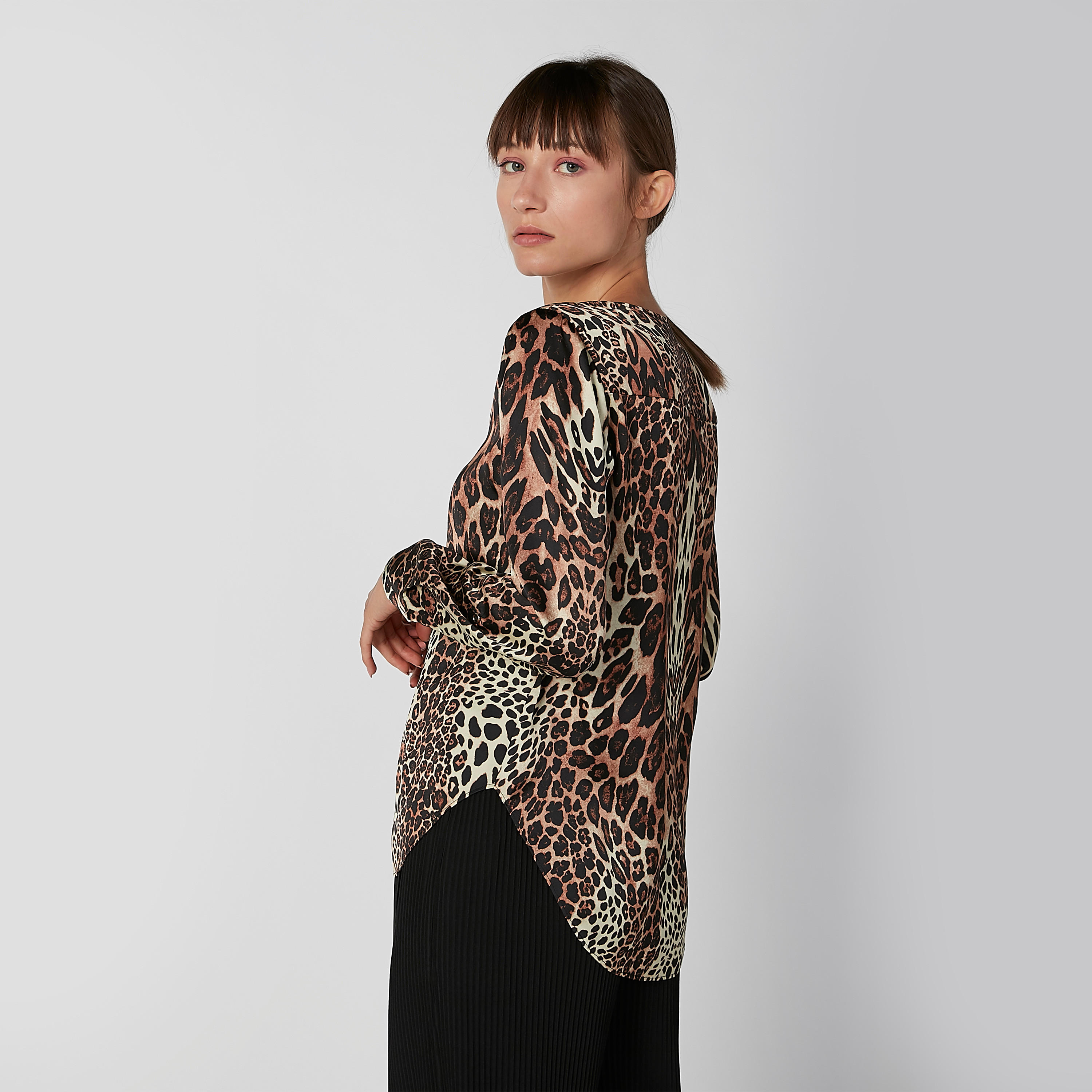 بلوزة بياقة V وأكمام بيشوب وطبعات حيوانات-women-clothing-shirtsandblouses-blouses-image-5