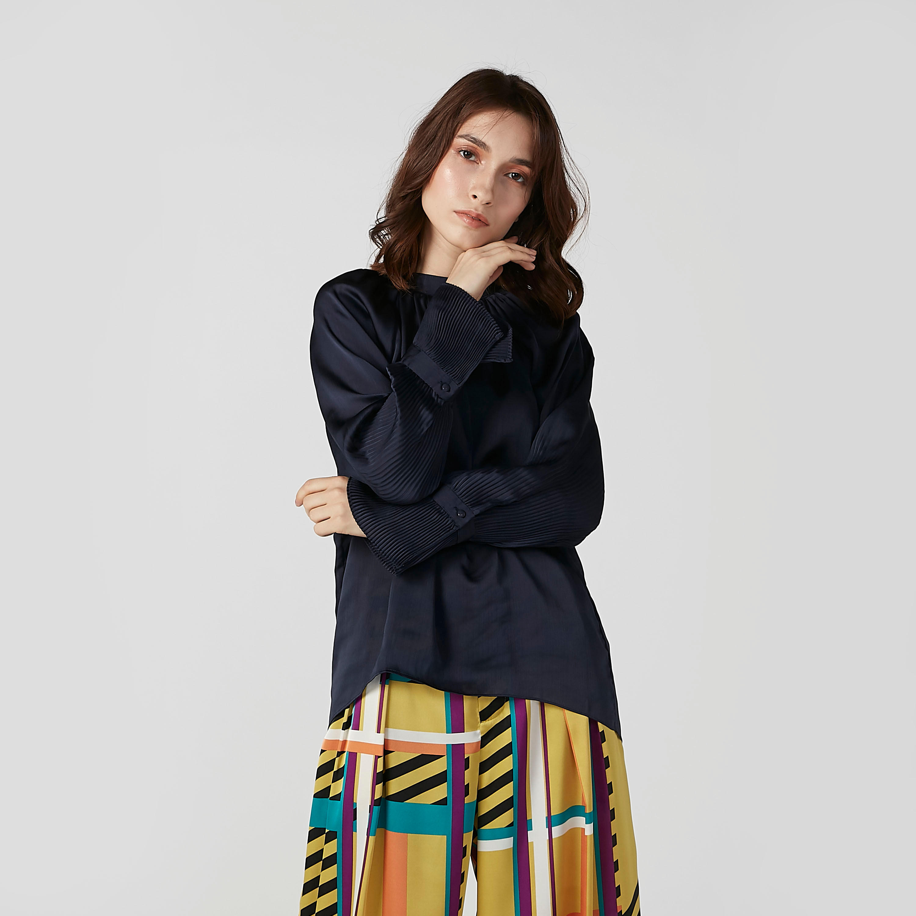 بلوزة مستدامة بارزة الملمس بياقة عالية وأكمام كشكش -women-clothing-shirtsandblouses-blouses-image-1