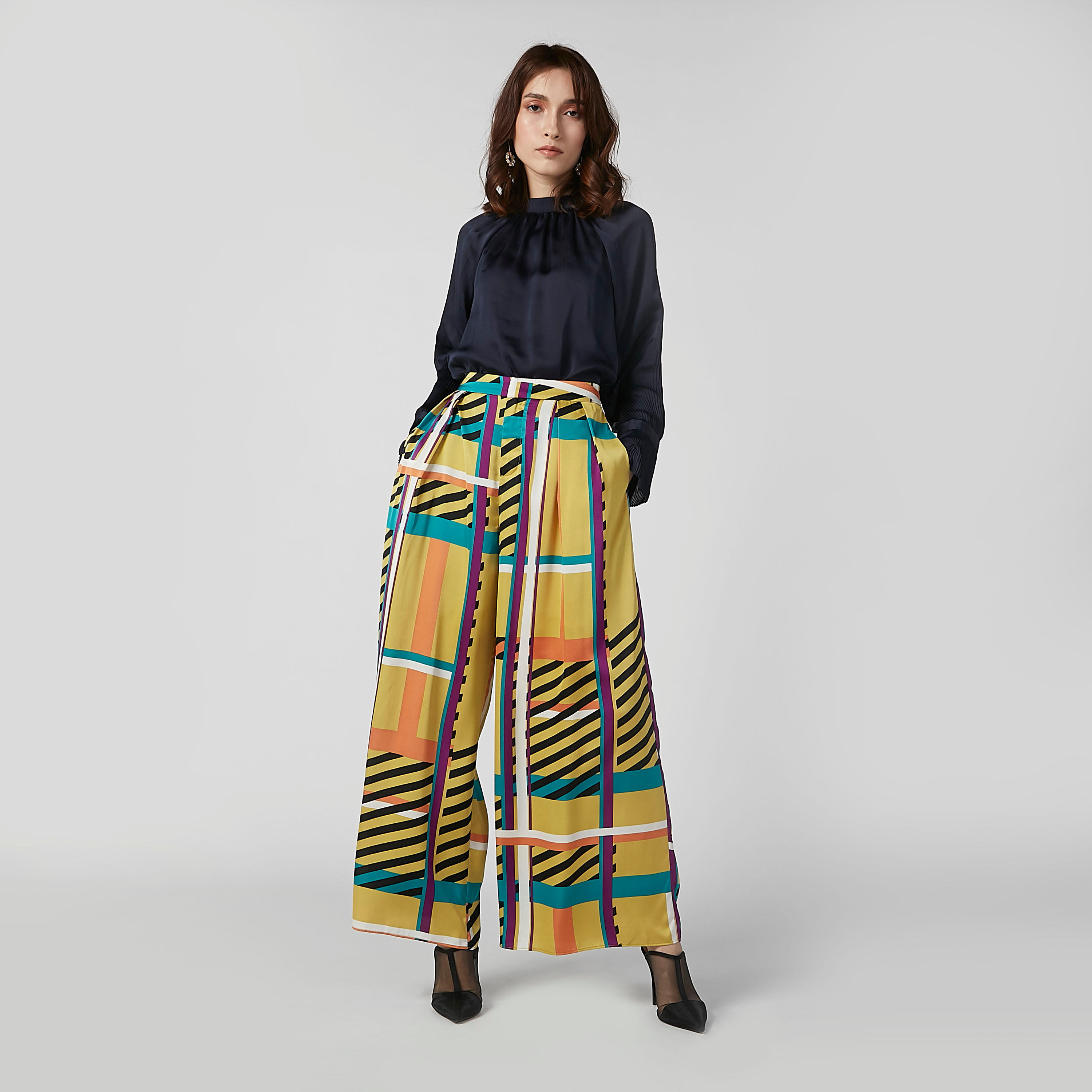 بلوزة مستدامة بارزة الملمس بياقة عالية وأكمام كشكش -women-clothing-shirtsandblouses-blouses-image-2