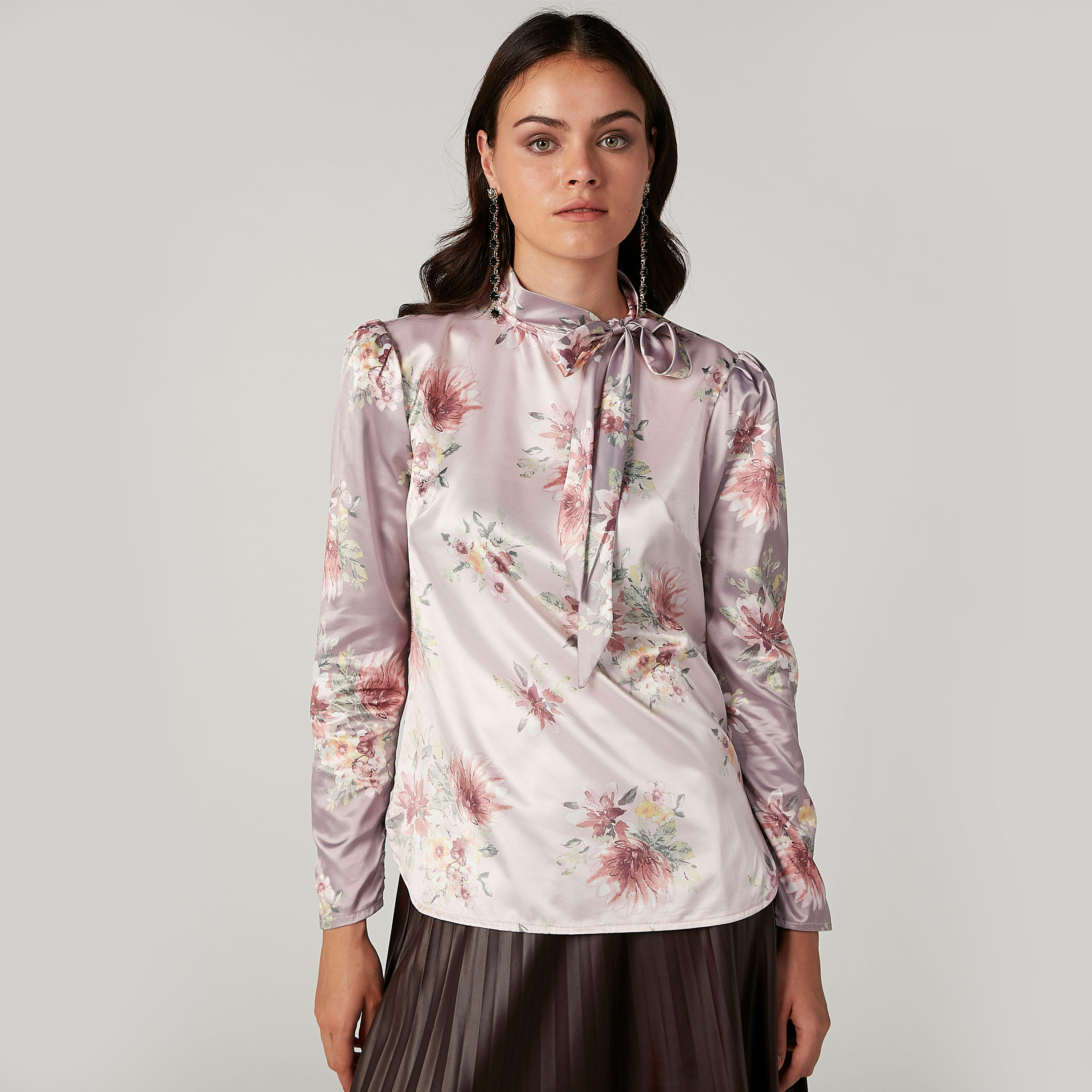 بلوزة مستدامة بأكمام طويلة وطبعات زهرية وربطة عنق-women-clothing-shirtsandblouses-blouses-image-1