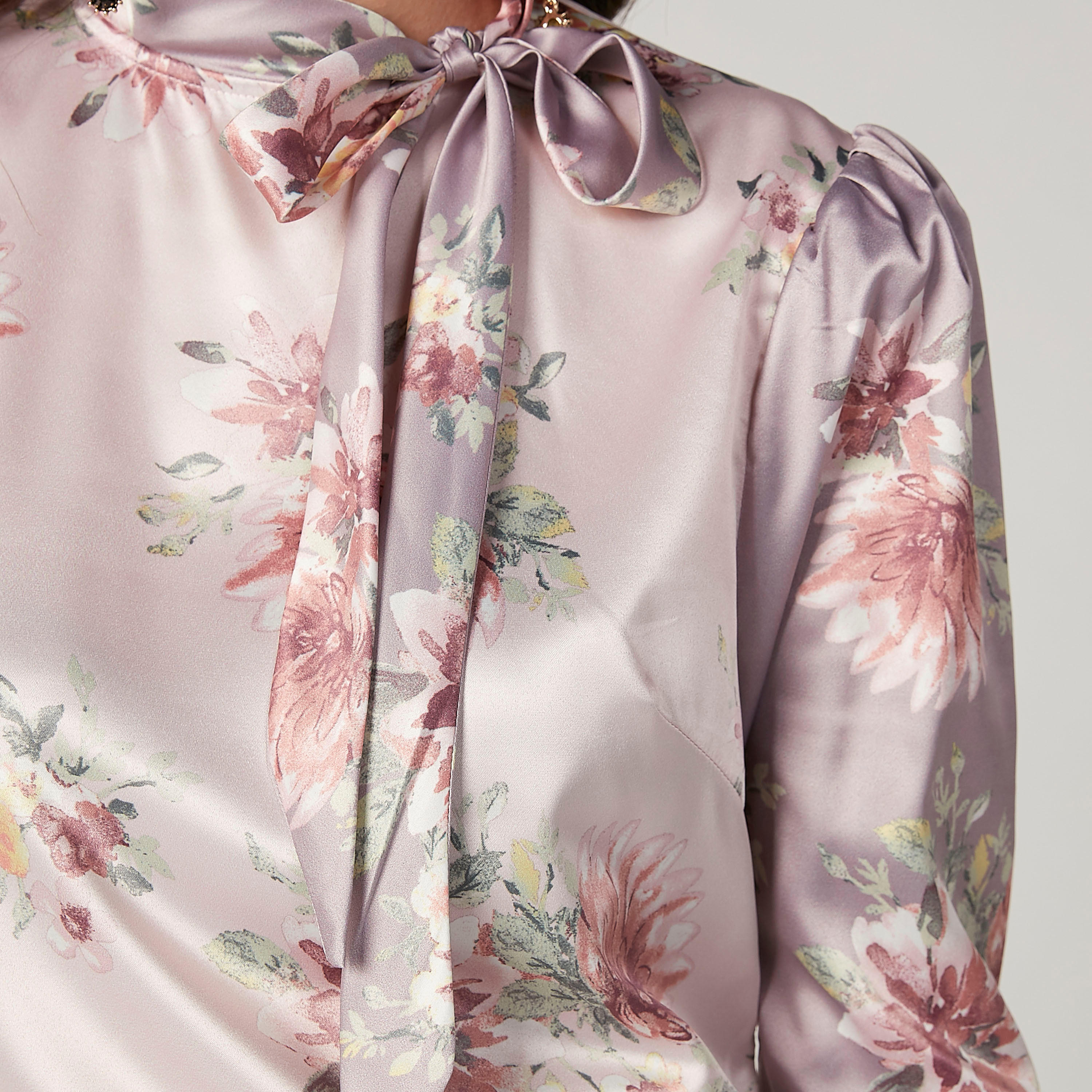 بلوزة مستدامة بأكمام طويلة وطبعات زهرية وربطة عنق-women-clothing-shirtsandblouses-blouses-image-3