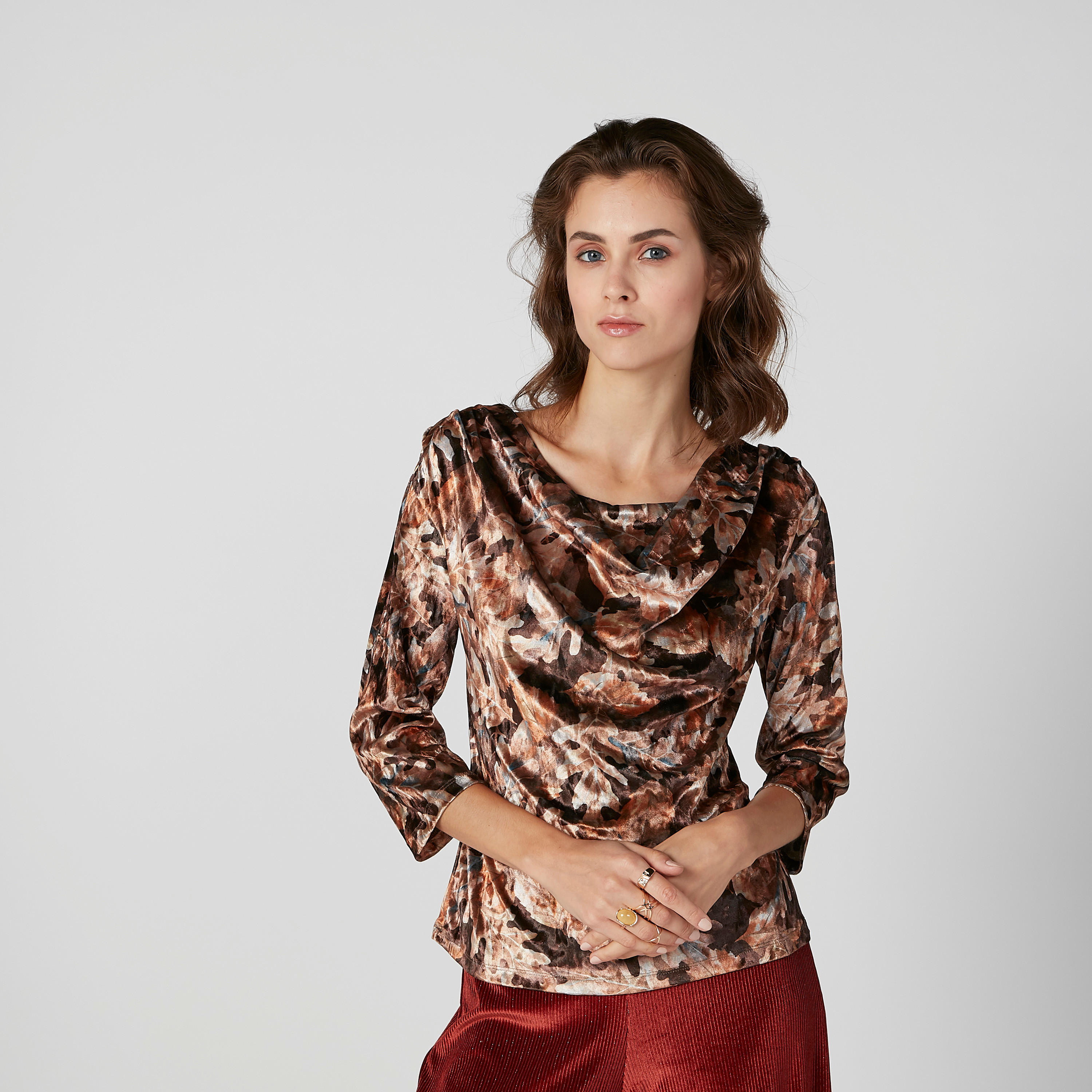 بلوزة مستدامة بياقة منسدلة وأكمام 3/4 وطبعات-women-clothing-shirtsandblouses-blouses-image-1