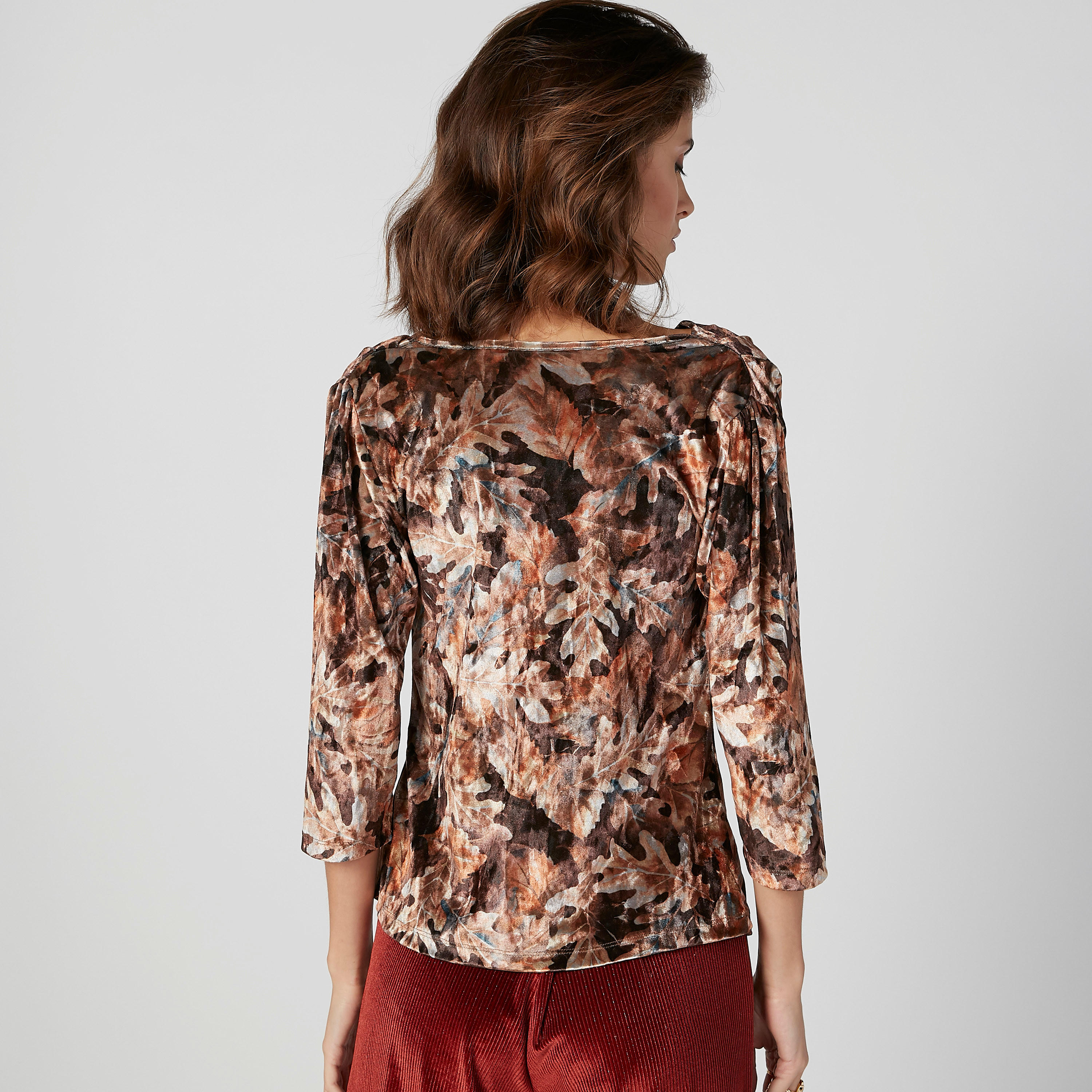بلوزة مستدامة بياقة منسدلة وأكمام 3/4 وطبعات-women-clothing-shirtsandblouses-blouses-image-2