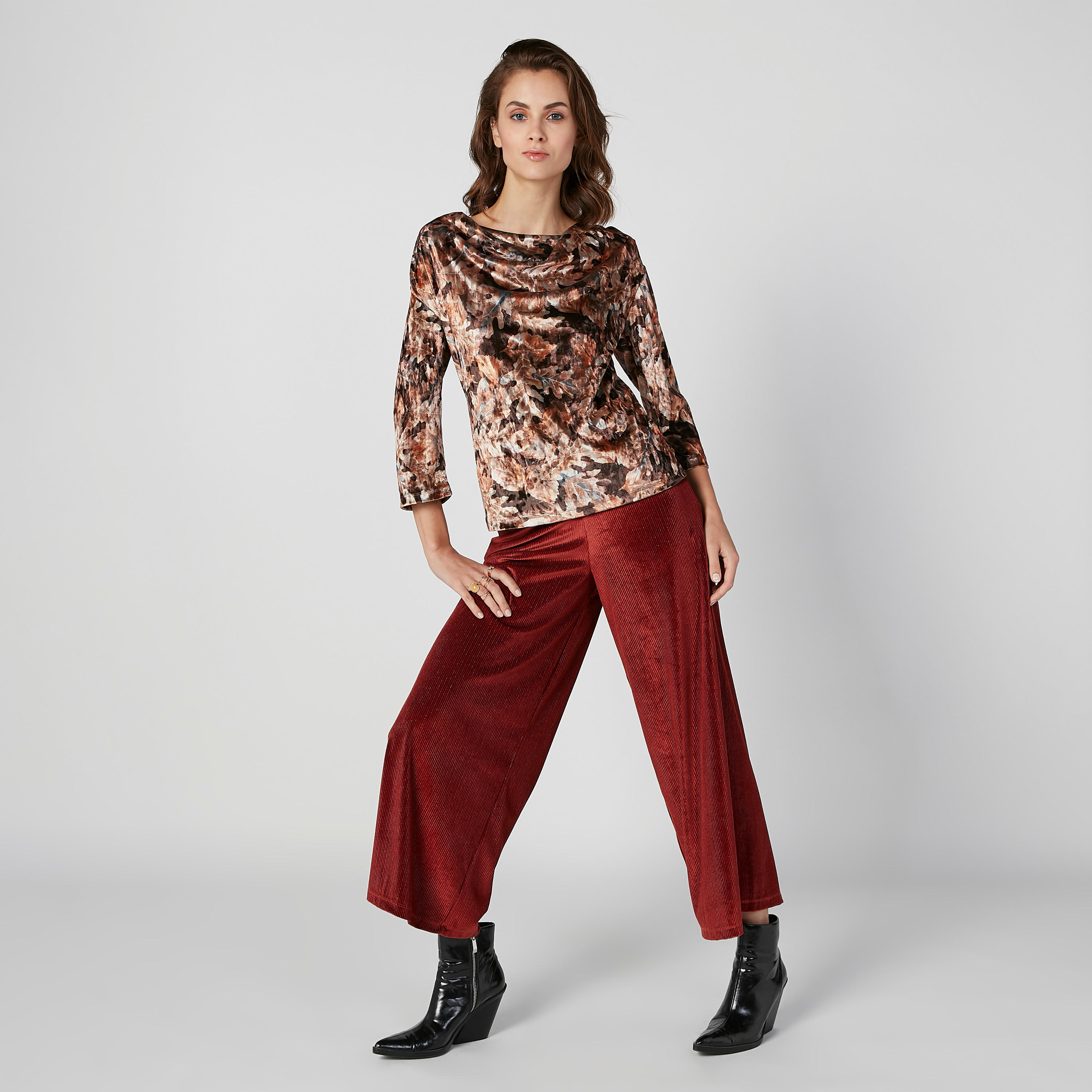 بلوزة مستدامة بياقة منسدلة وأكمام 3/4 وطبعات-women-clothing-shirtsandblouses-blouses-image-3