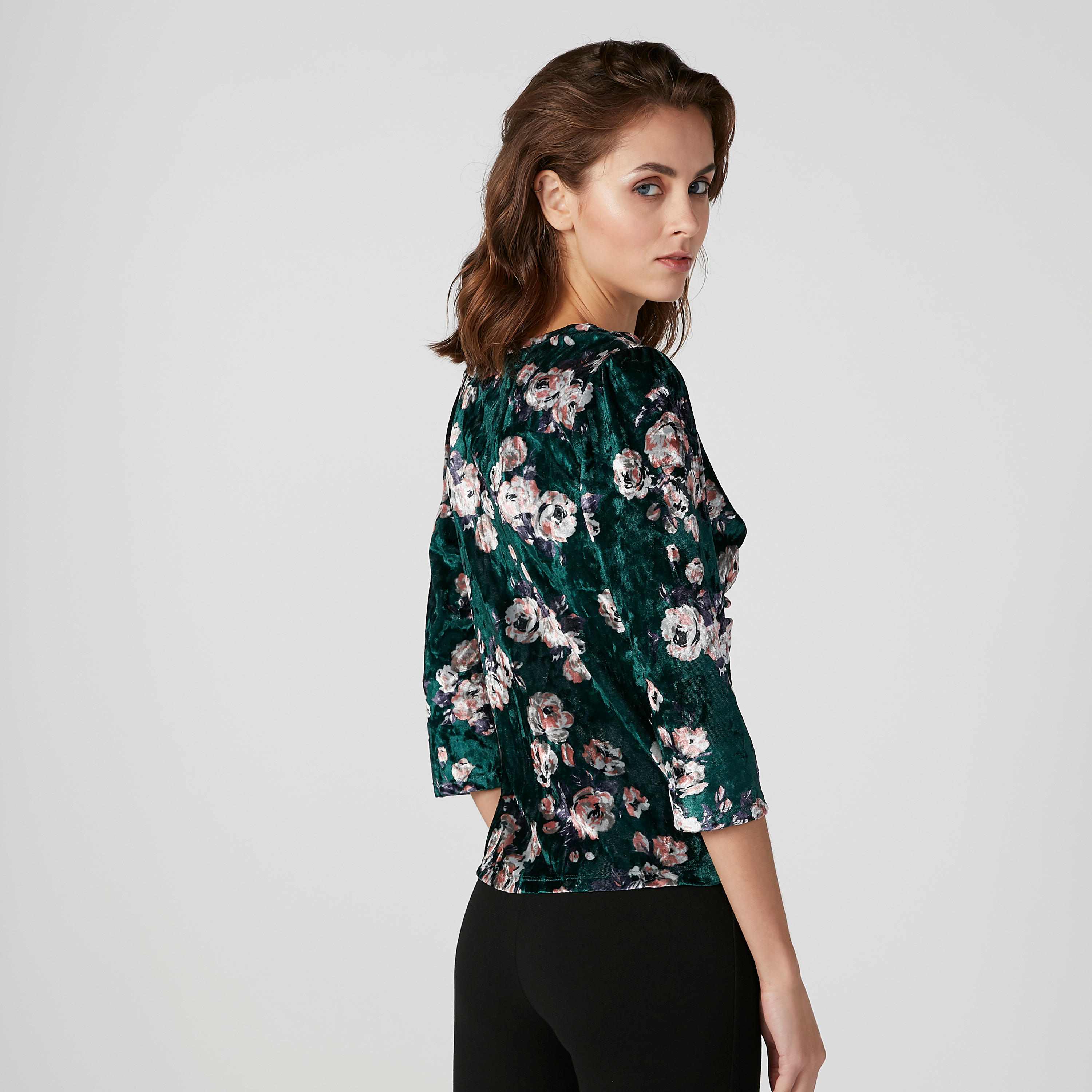 بلوزة مستدامة بياقة منسدلة وأكمام 3/4 وطبعات زهرية-women-clothing-shirtsandblouses-blouses-image-2