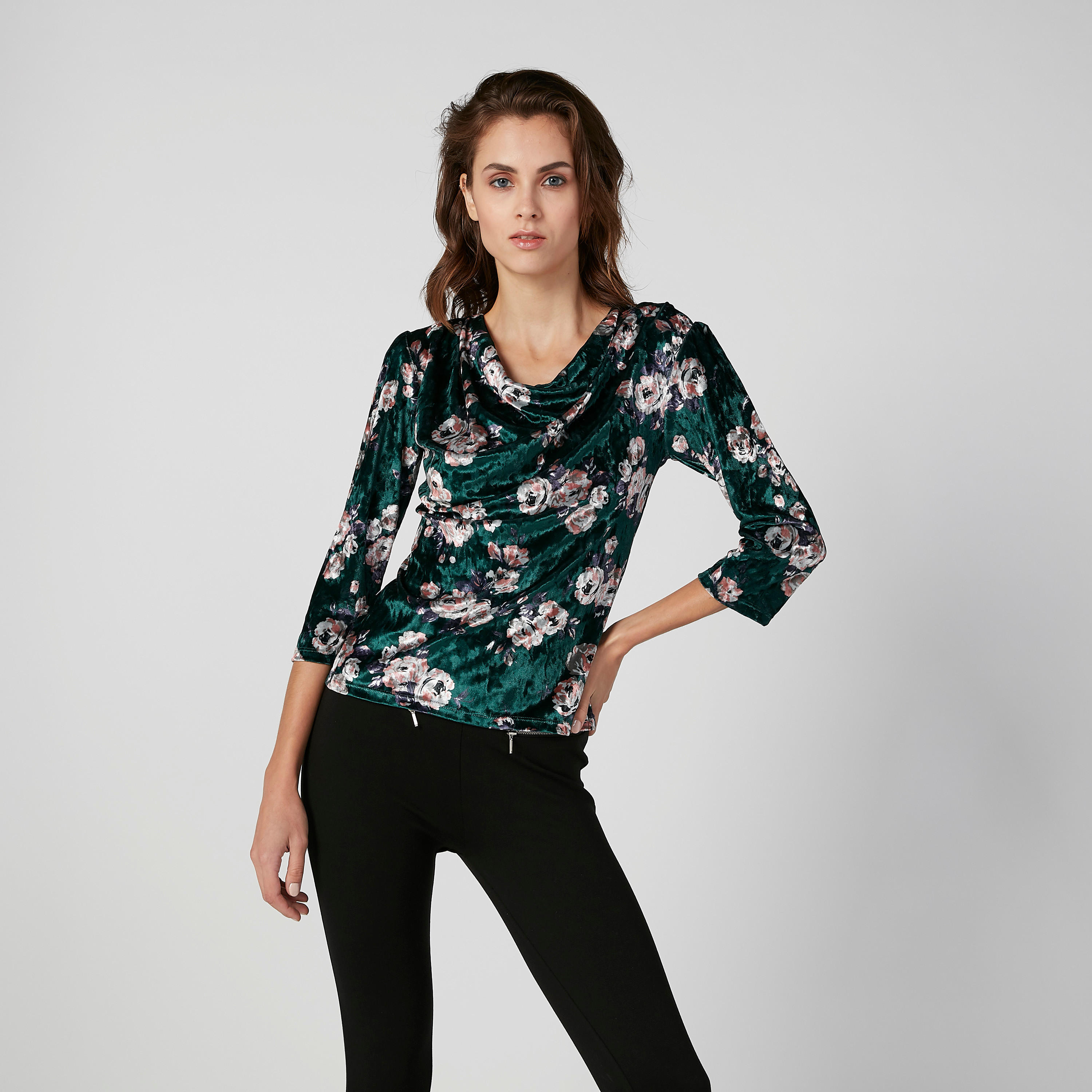 بلوزة مستدامة بياقة منسدلة وأكمام 3/4 وطبعات زهرية-women-clothing-shirtsandblouses-blouses-image-3