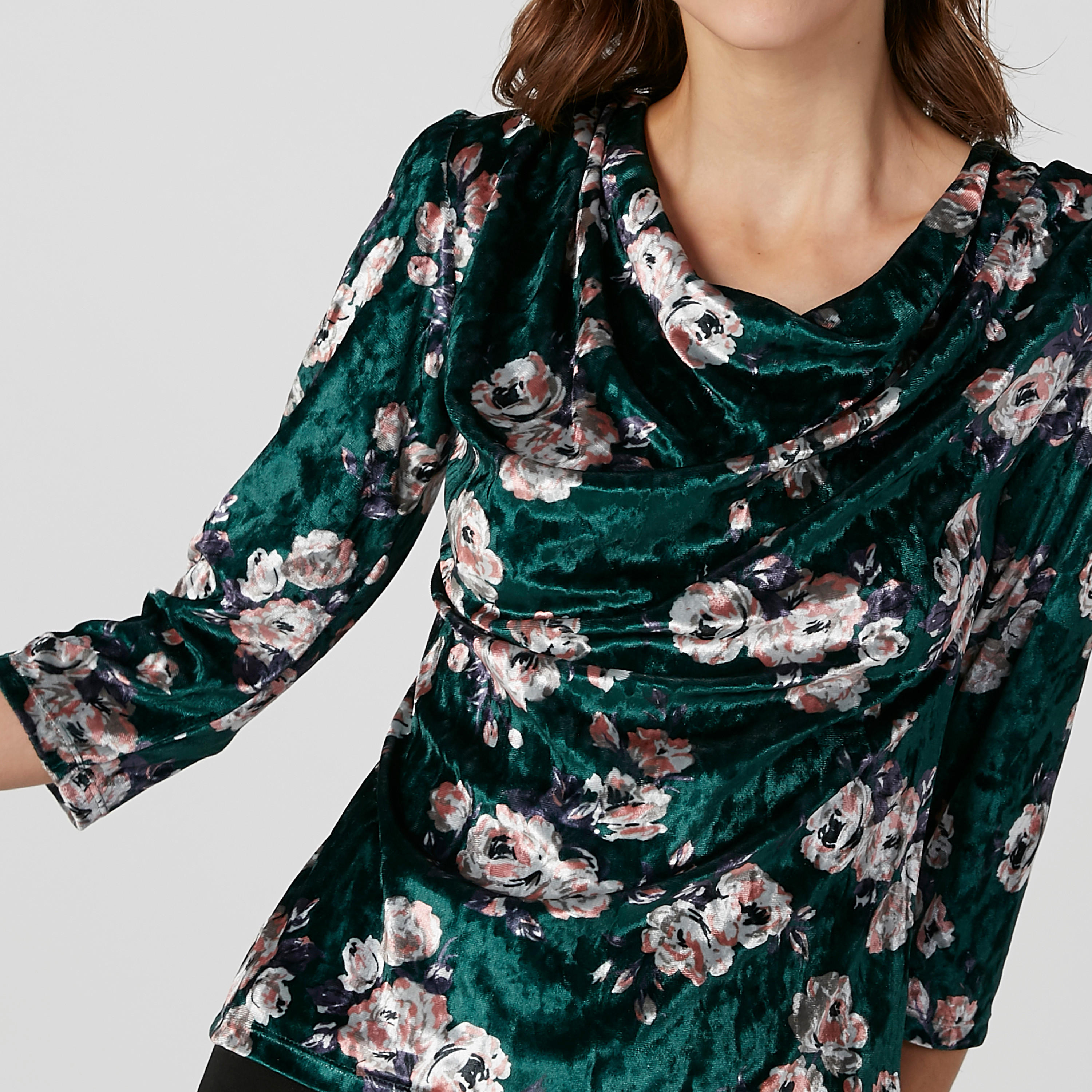 بلوزة مستدامة بياقة منسدلة وأكمام 3/4 وطبعات زهرية-women-clothing-shirtsandblouses-blouses-image-4