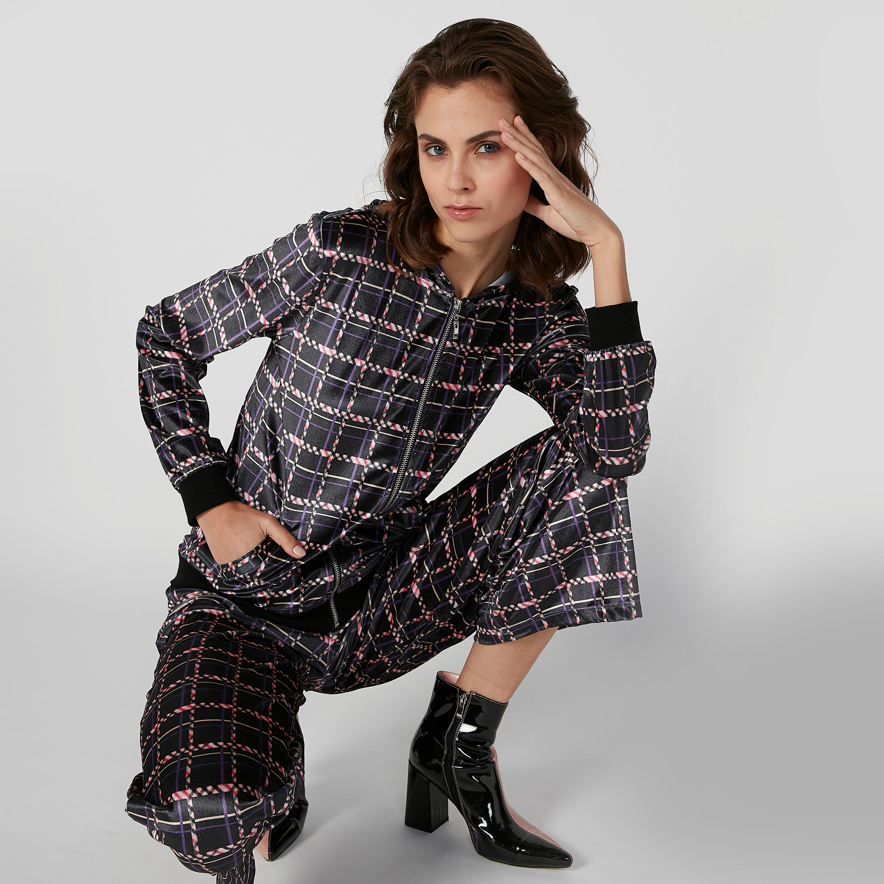 جاكيت بومبر كاروهات بأكمام طويلة وجيوب كنغر-women-winterwear-coatsandjackets-jackets-image-3