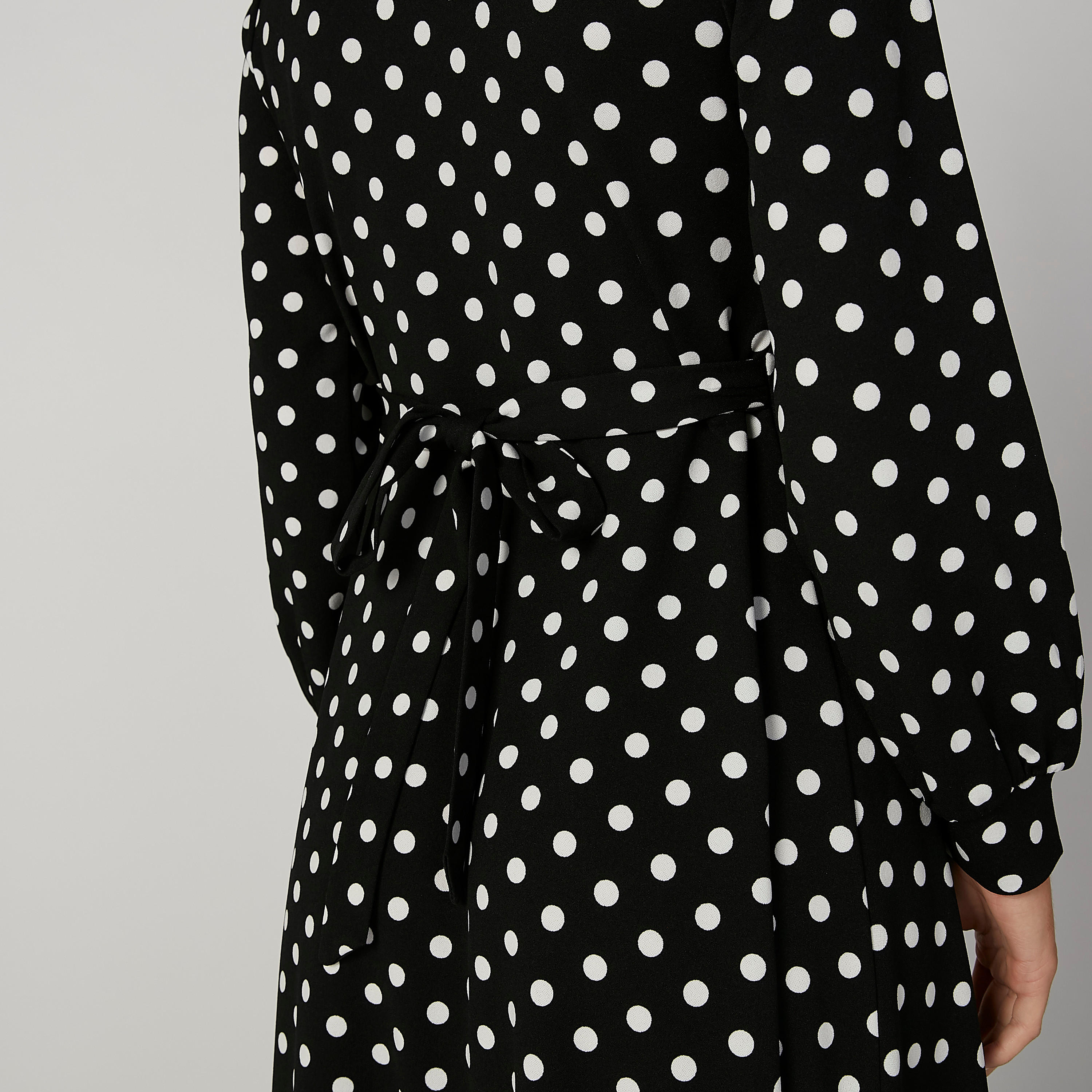 فستان مستدام طويل ملفوف بياقة V وطبعات منقّطة -women-clothing-dresses-image-6