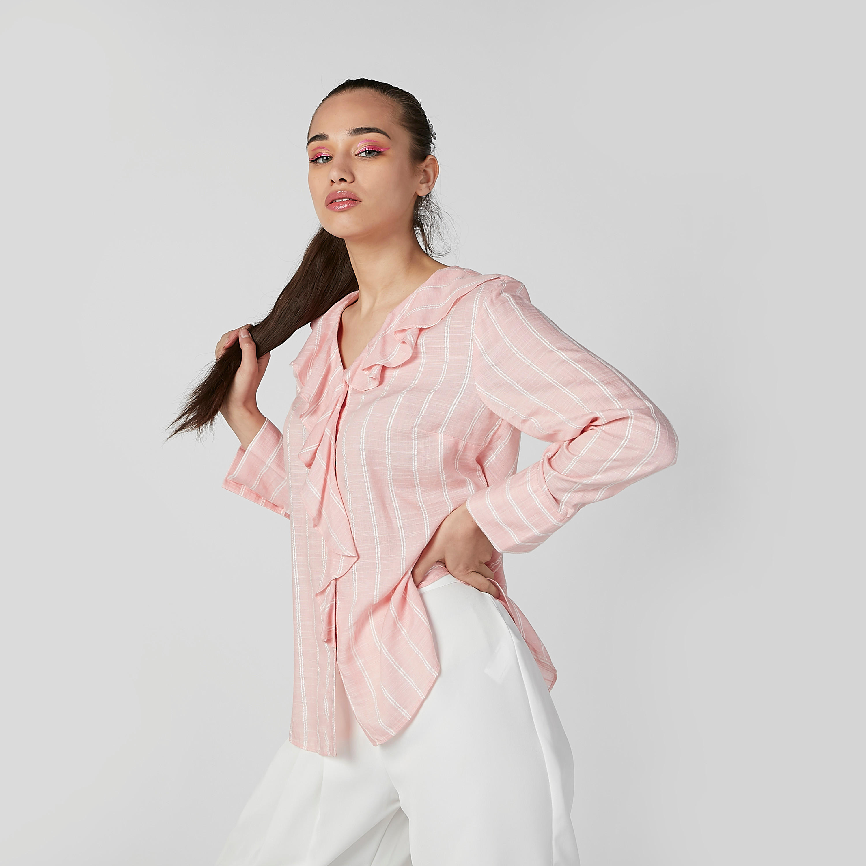 قميص مقلم بياقة V وأكمام طويلة-women-clothing-shirtsandblouses-shirts-image-1