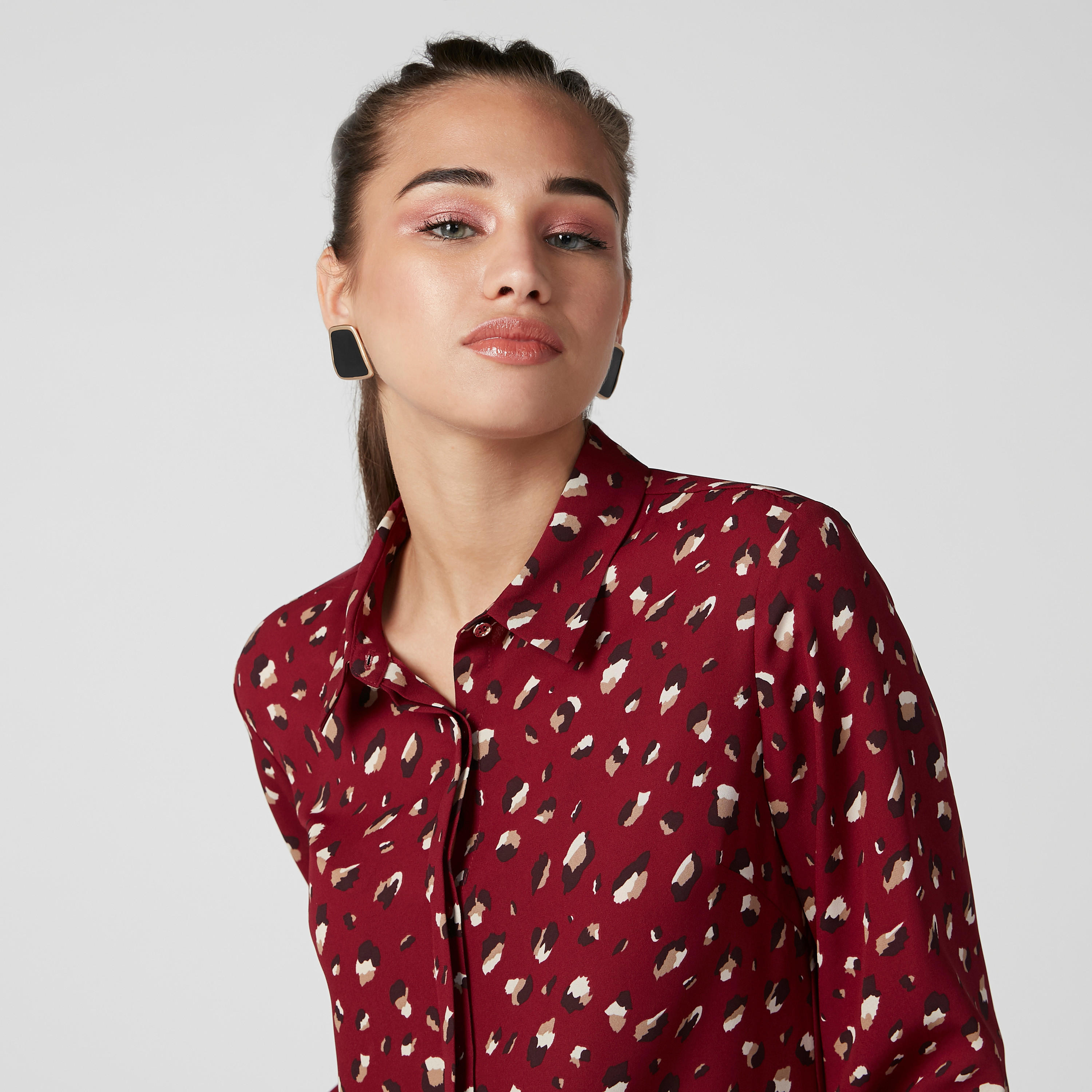قميص بأكمام طويلة وأزرار غير مرئية وطبعات-women-clothing-shirtsandblouses-shirts-image-4