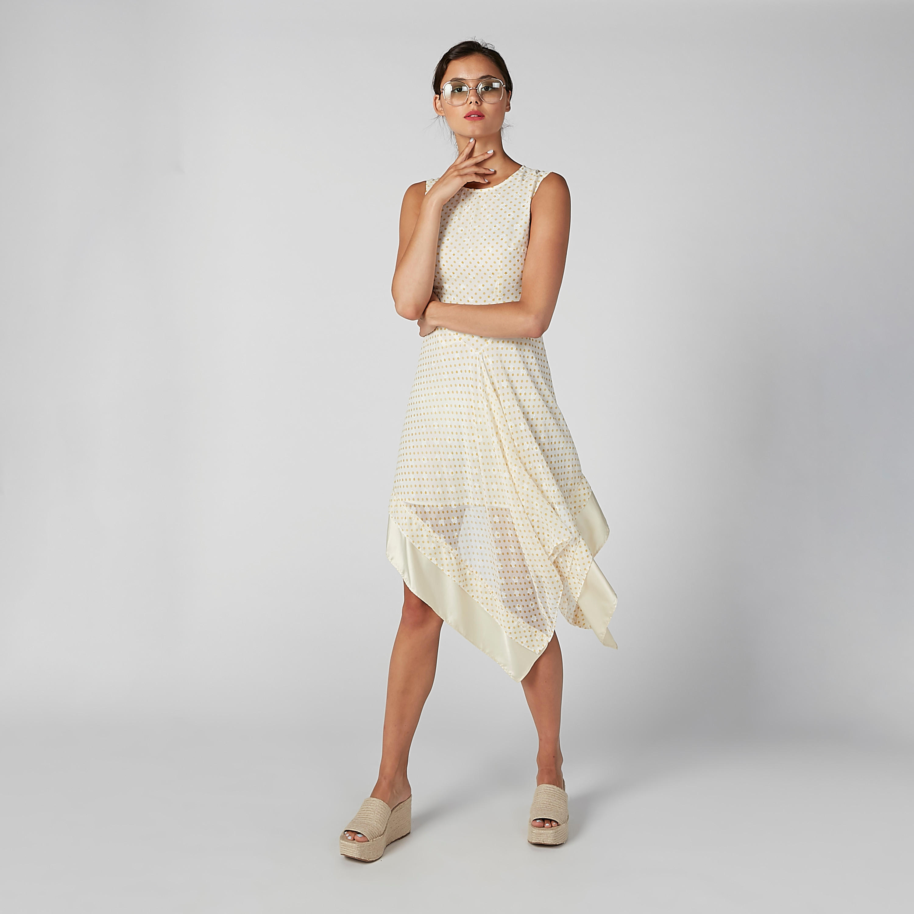 فستان متوسط الطول دون أكمام بحوّاف غير مستويّة وطبعات منقّطة-women-clothing-dresses-image-1