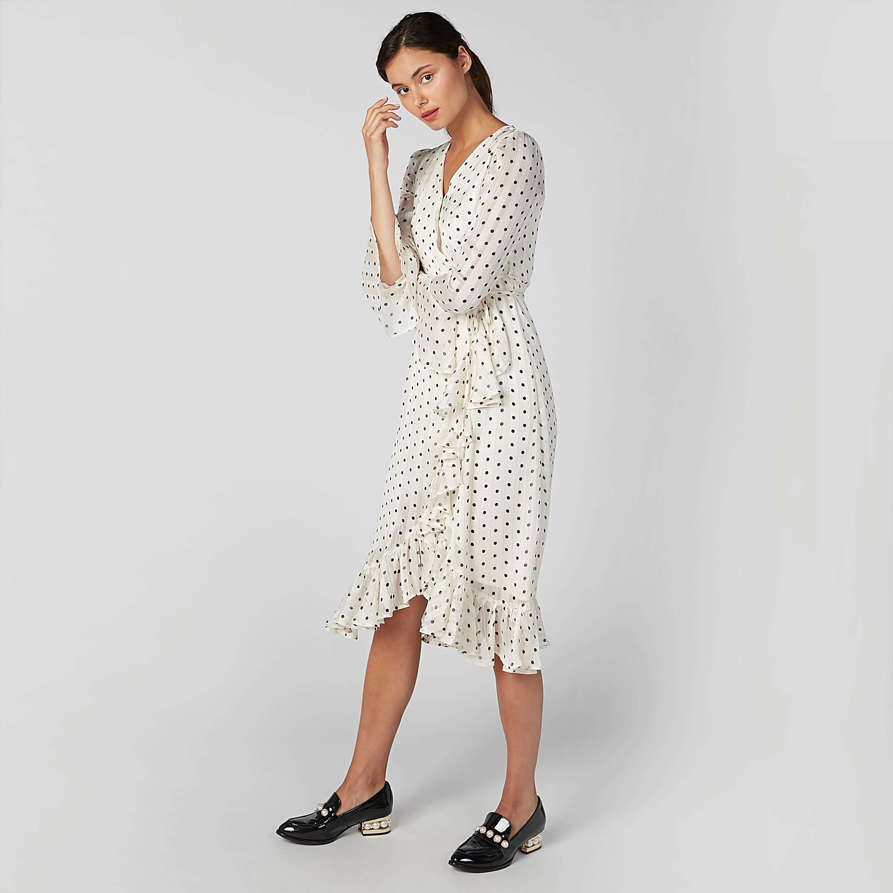 فستان ملفوف متوسط الطول بأكمام واسعة وطبعات منقّطة-women-clothing-dresses-image-1