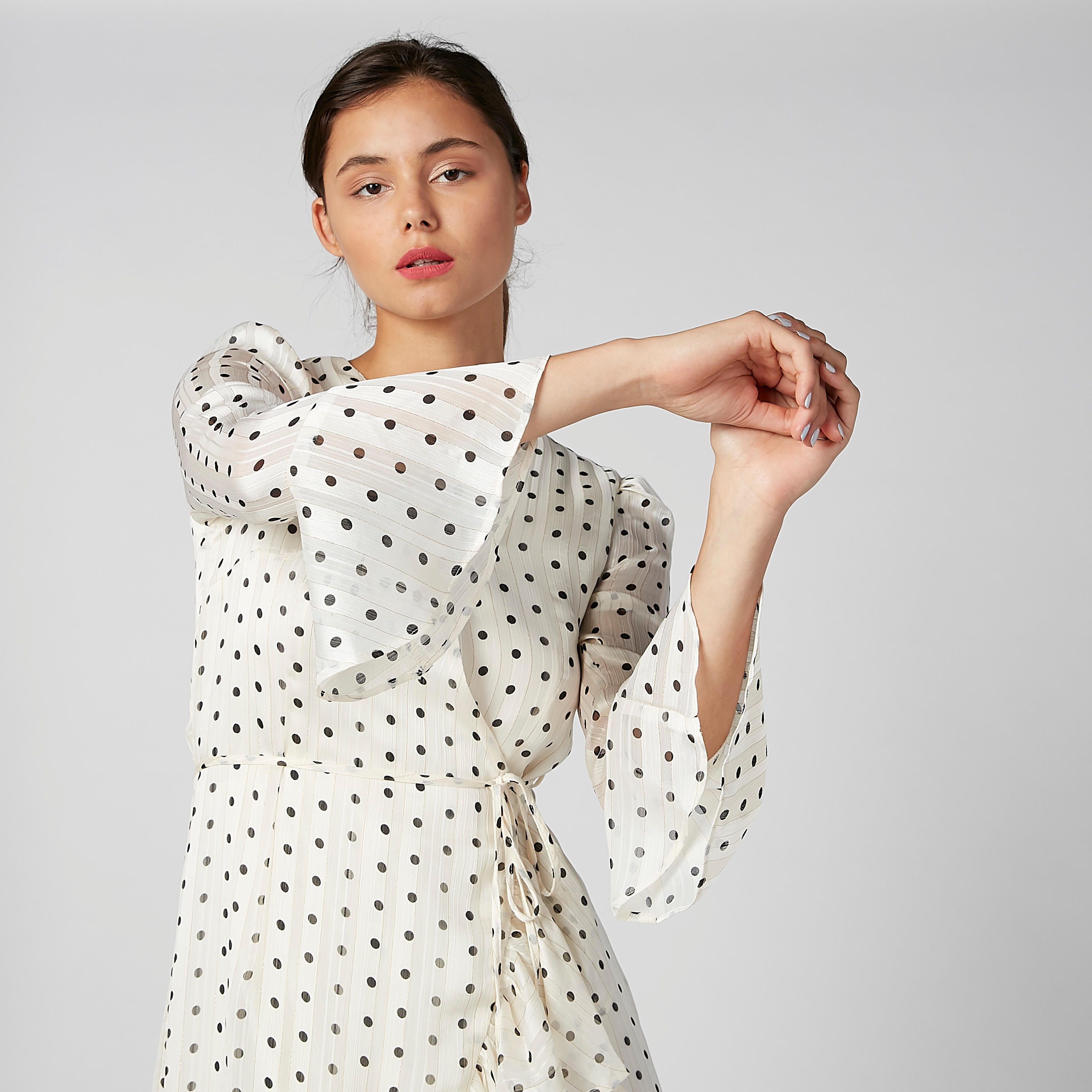 فستان ملفوف متوسط الطول بأكمام واسعة وطبعات منقّطة-women-clothing-dresses-image-2