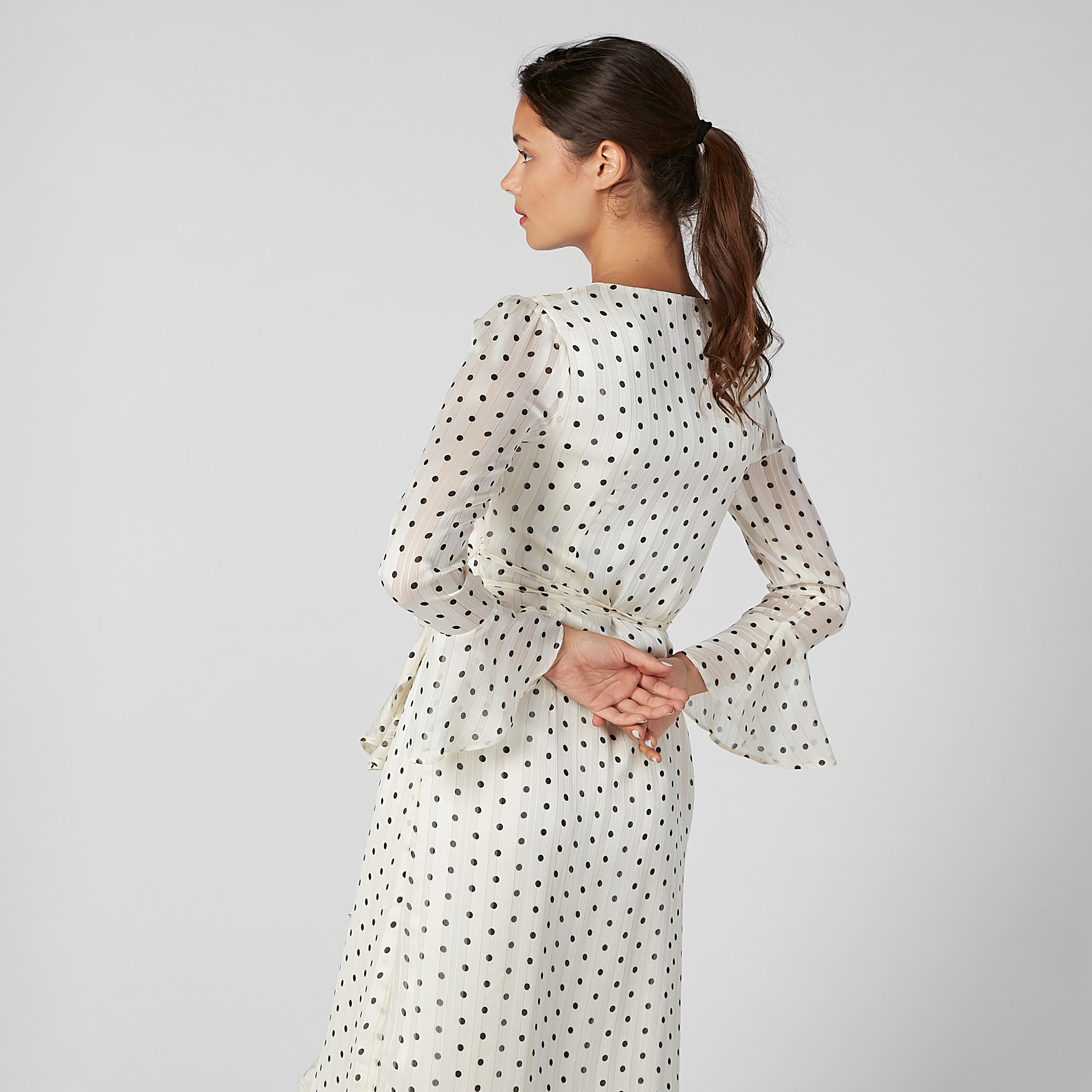 فستان ملفوف متوسط الطول بأكمام واسعة وطبعات منقّطة-women-clothing-dresses-image-4