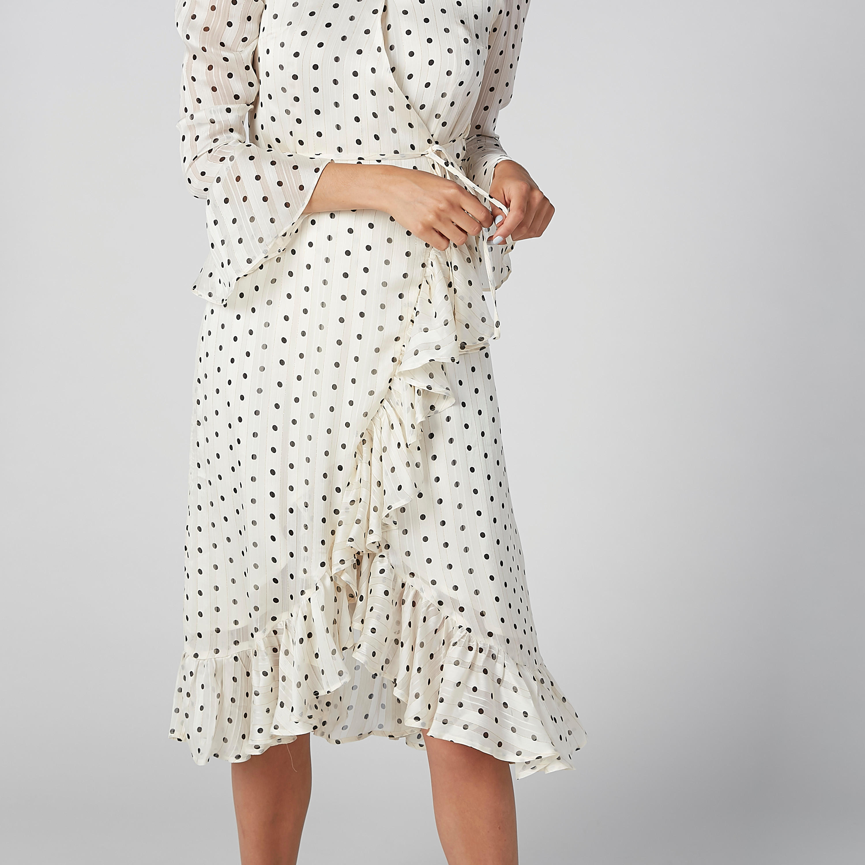 فستان ملفوف متوسط الطول بأكمام واسعة وطبعات منقّطة-women-clothing-dresses-image-5