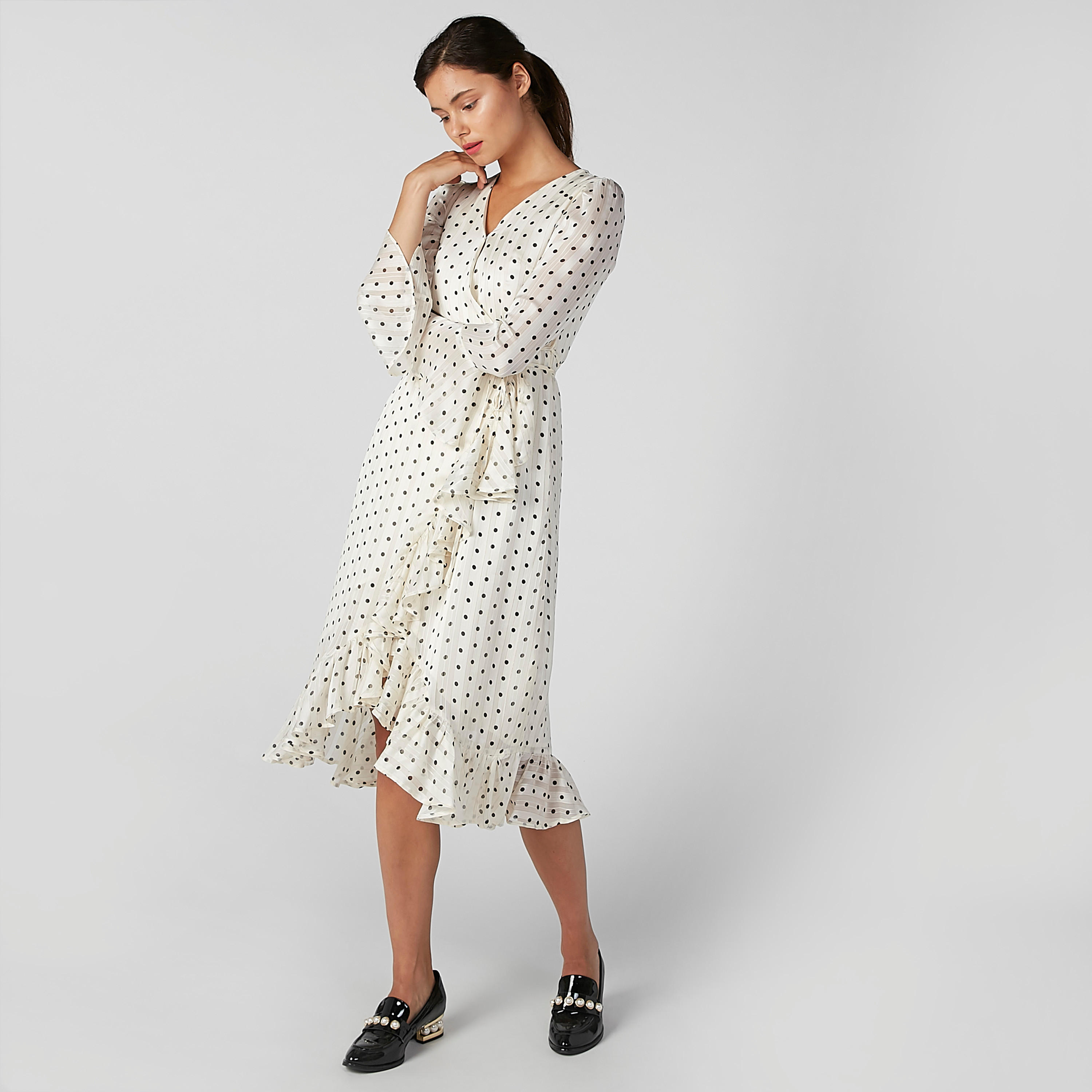 فستان ملفوف متوسط الطول بأكمام واسعة وطبعات منقّطة-women-clothing-dresses-image-6