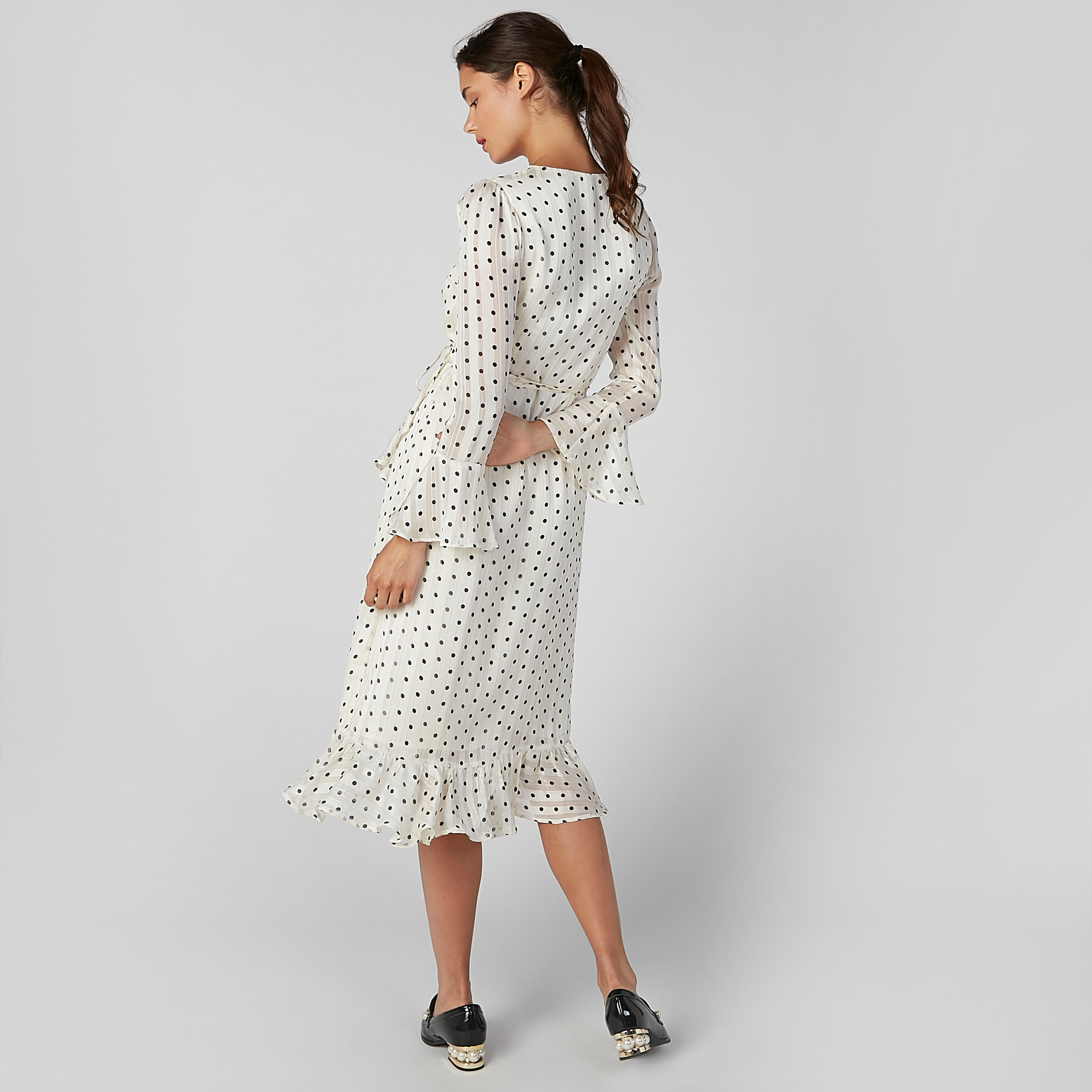 فستان ملفوف متوسط الطول بأكمام واسعة وطبعات منقّطة-women-clothing-dresses-image-7