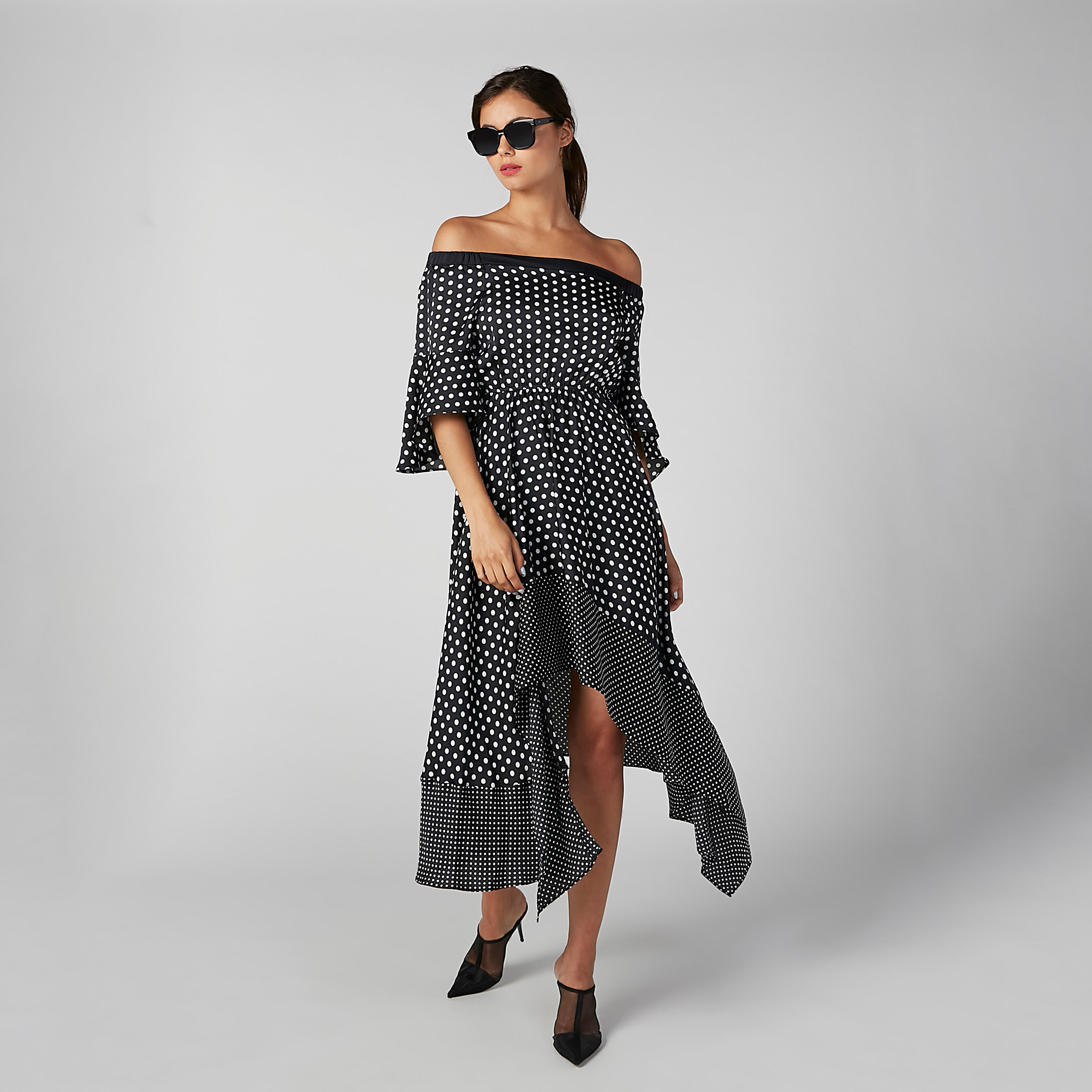 فستان مكشوف الأكتاف بحوّاف غير مستوية وطبعات منقّطة-women-clothing-dresses-image-1