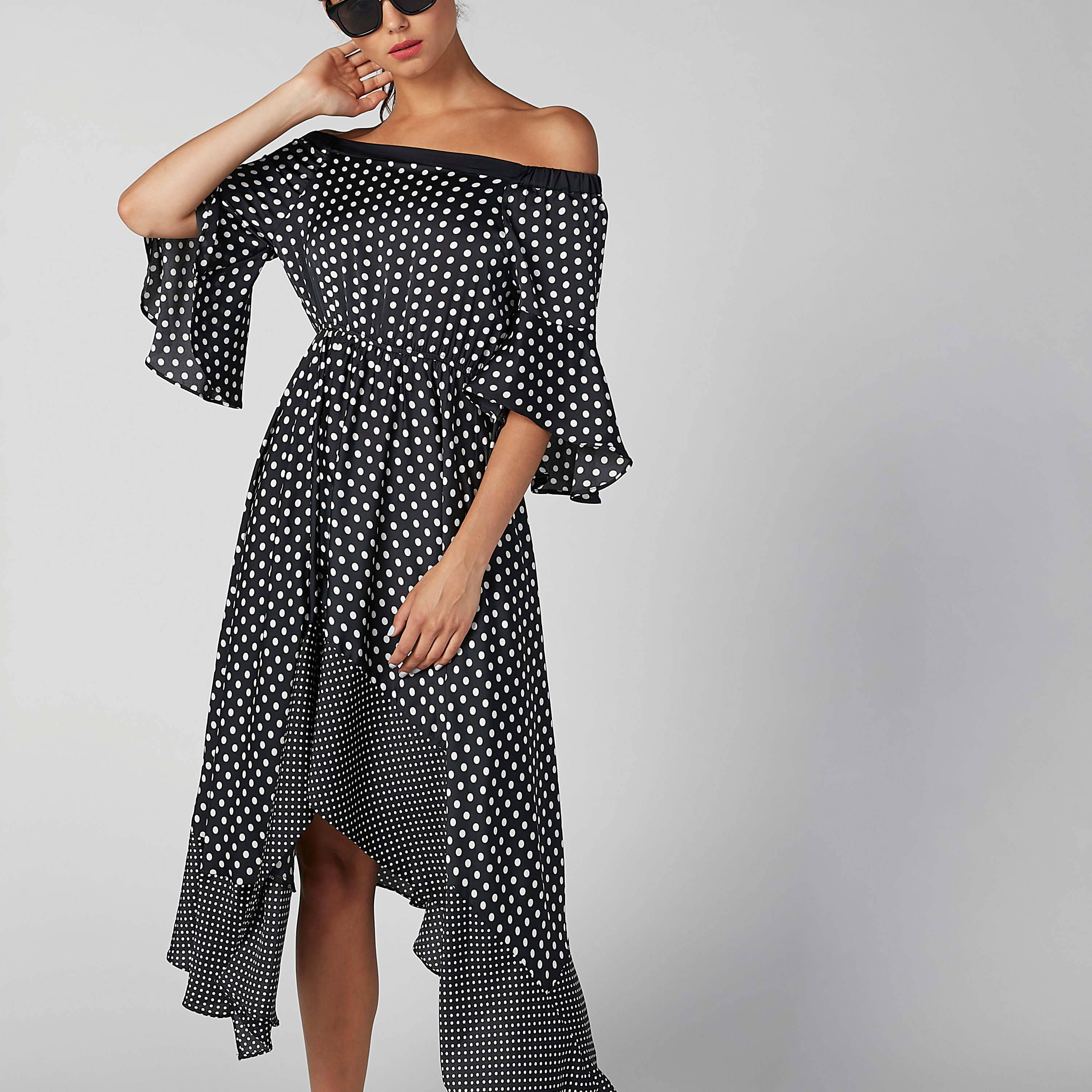 فستان مكشوف الأكتاف بحوّاف غير مستوية وطبعات منقّطة-women-clothing-dresses-image-2