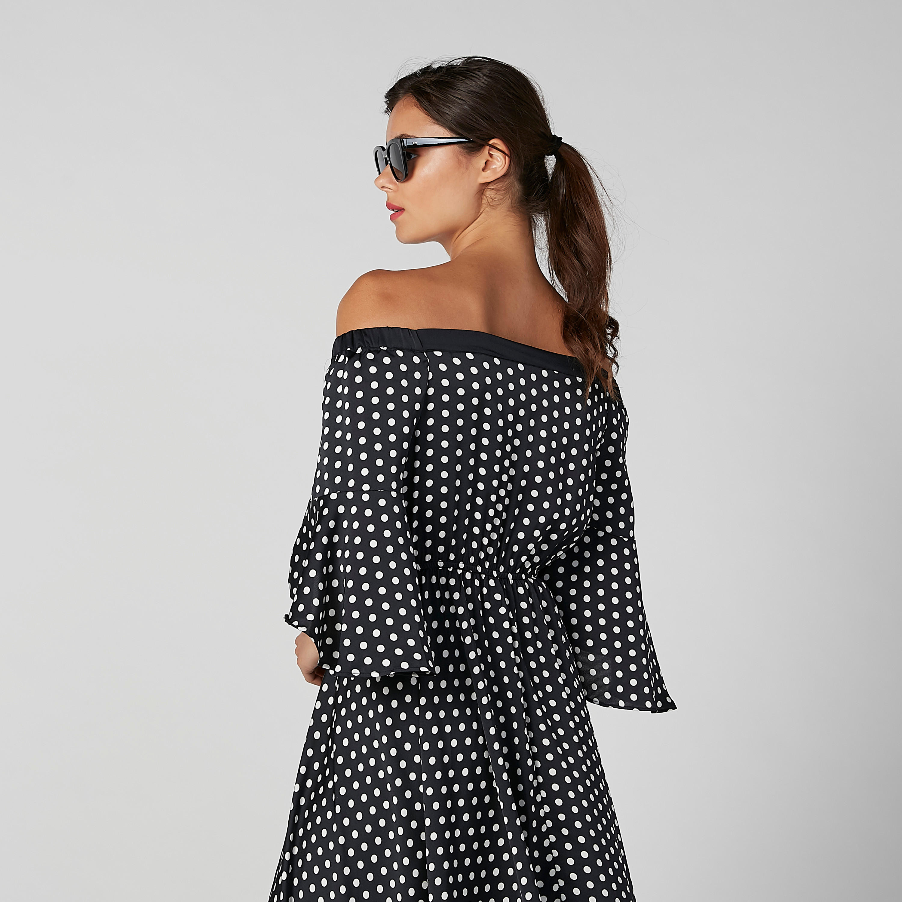 فستان مكشوف الأكتاف بحوّاف غير مستوية وطبعات منقّطة-women-clothing-dresses-image-3