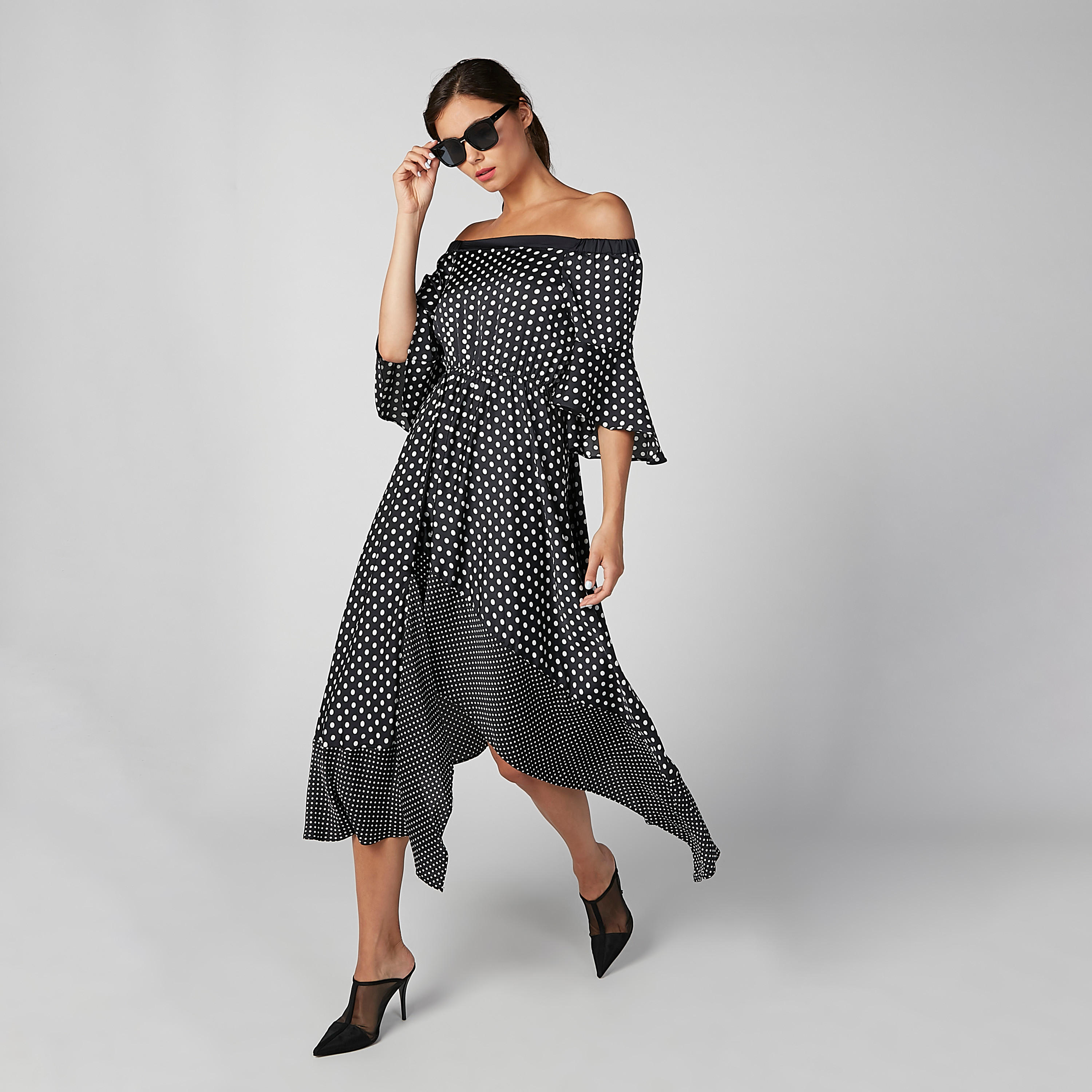 فستان مكشوف الأكتاف بحوّاف غير مستوية وطبعات منقّطة-women-clothing-dresses-image-4