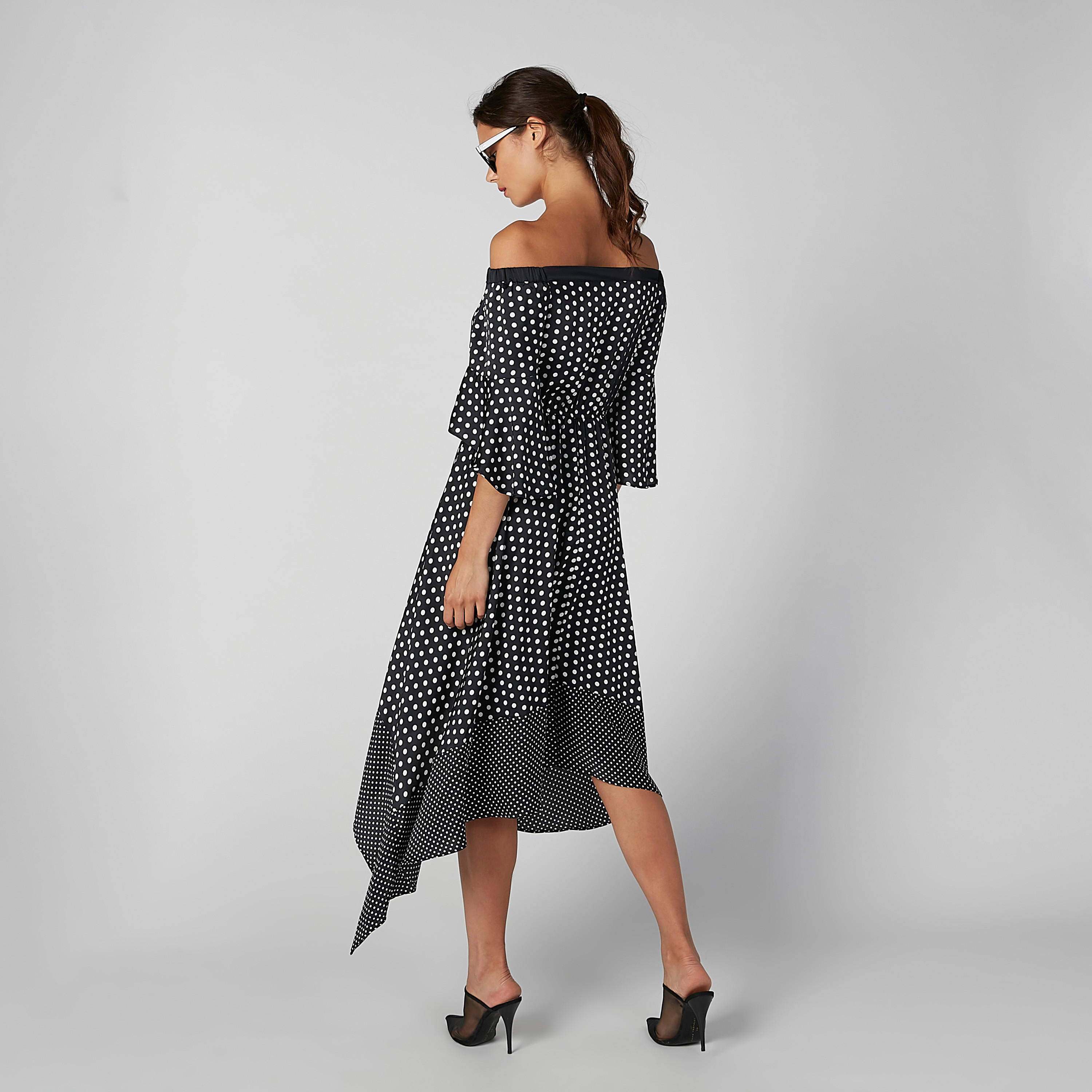 فستان مكشوف الأكتاف بحوّاف غير مستوية وطبعات منقّطة-women-clothing-dresses-image-6