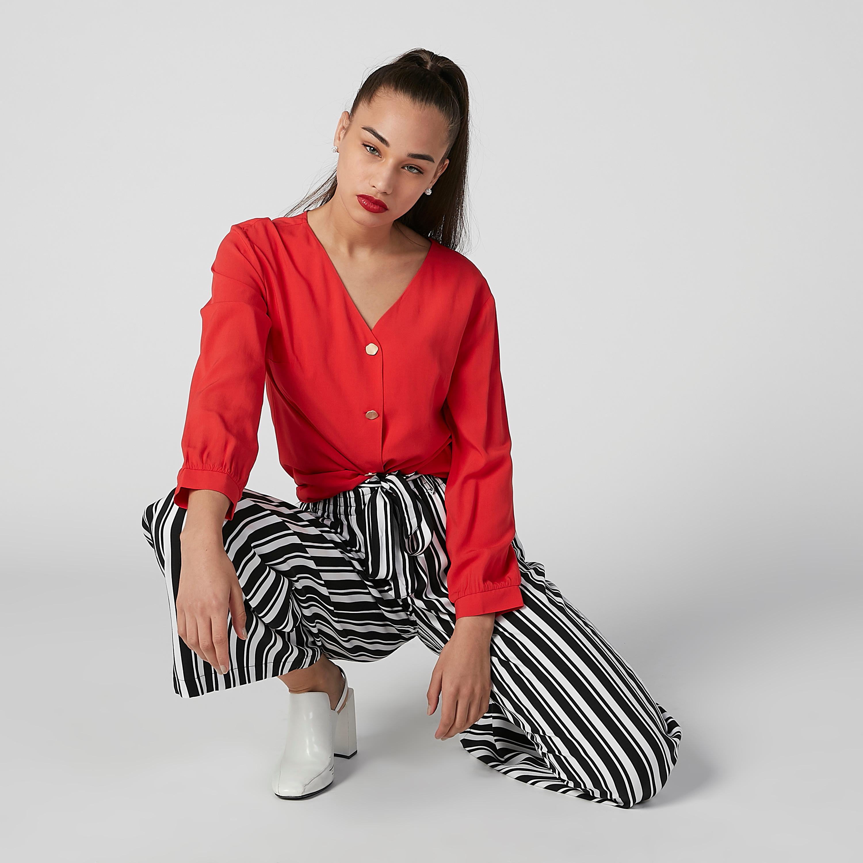 بلوزة سادة بياقة V وأكمام طويلة وأزرار-women-clothing-shirtsandblouses-blouses-image-1