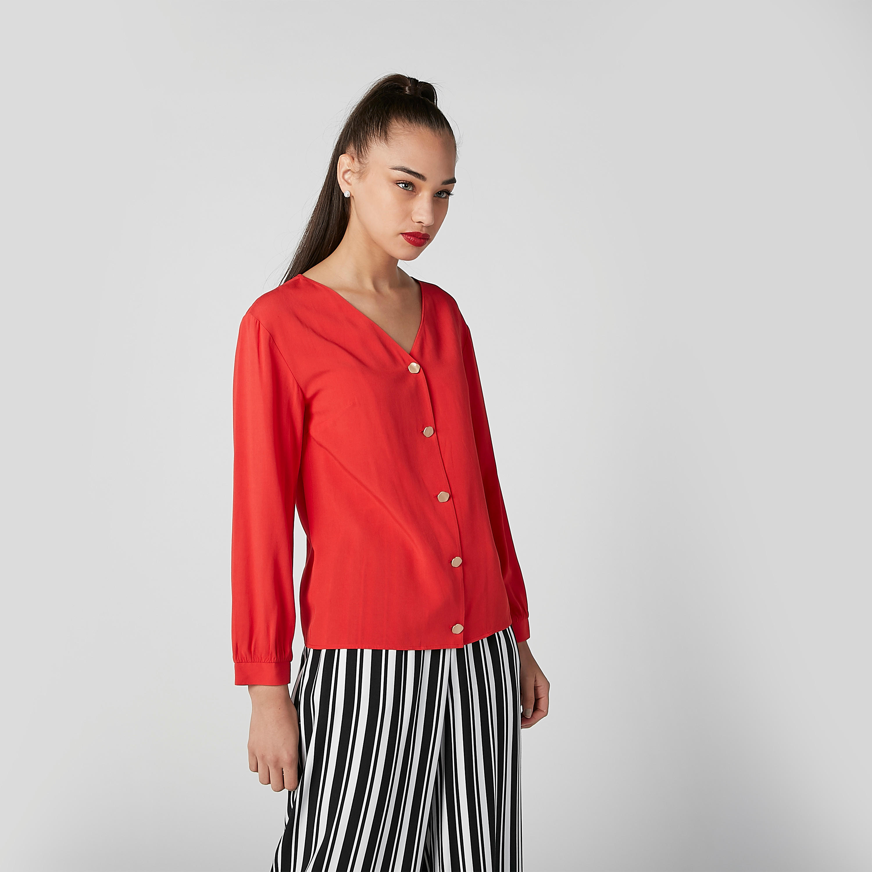 بلوزة سادة بياقة V وأكمام طويلة وأزرار-women-clothing-shirtsandblouses-blouses-image-2