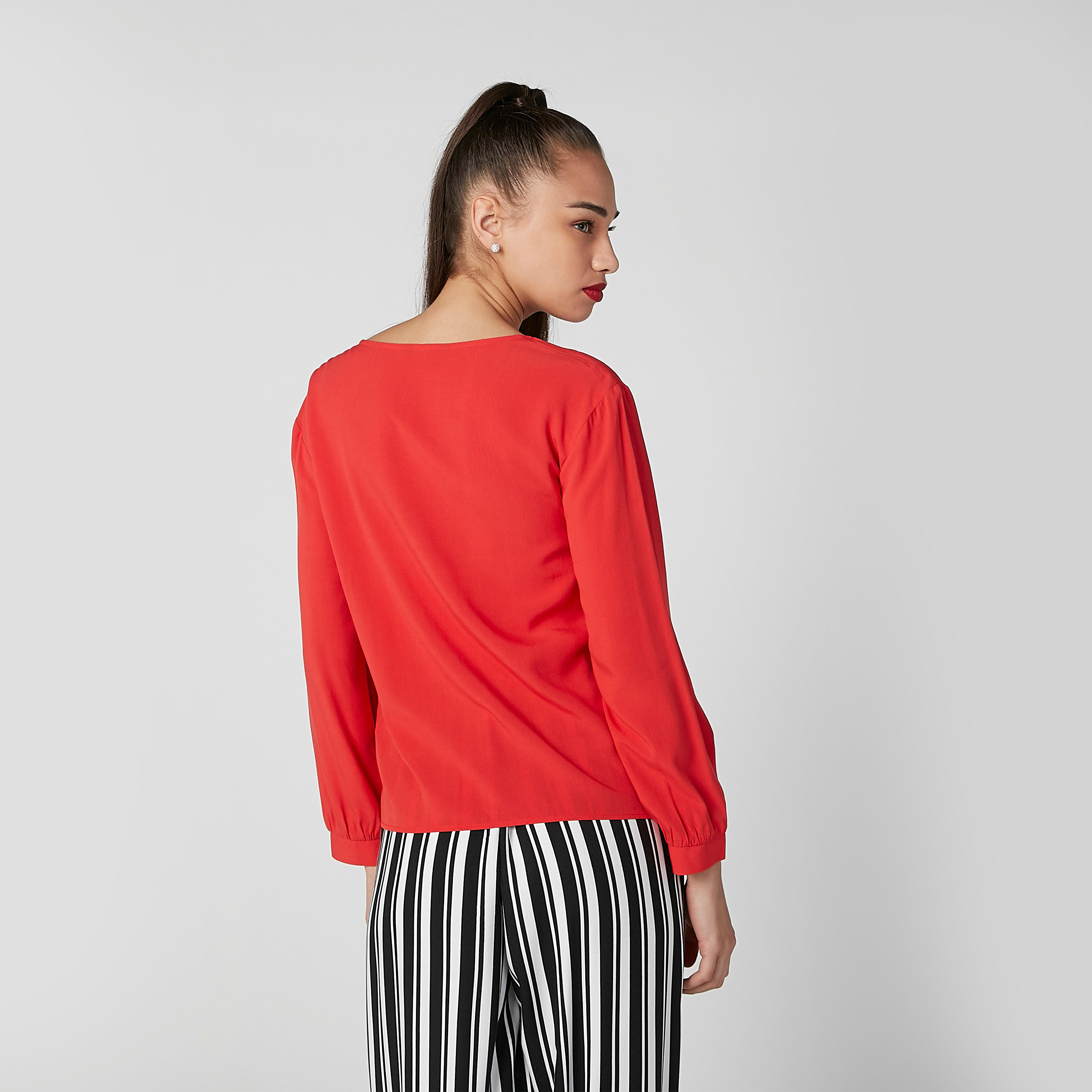 بلوزة سادة بياقة V وأكمام طويلة وأزرار-women-clothing-shirtsandblouses-blouses-image-4