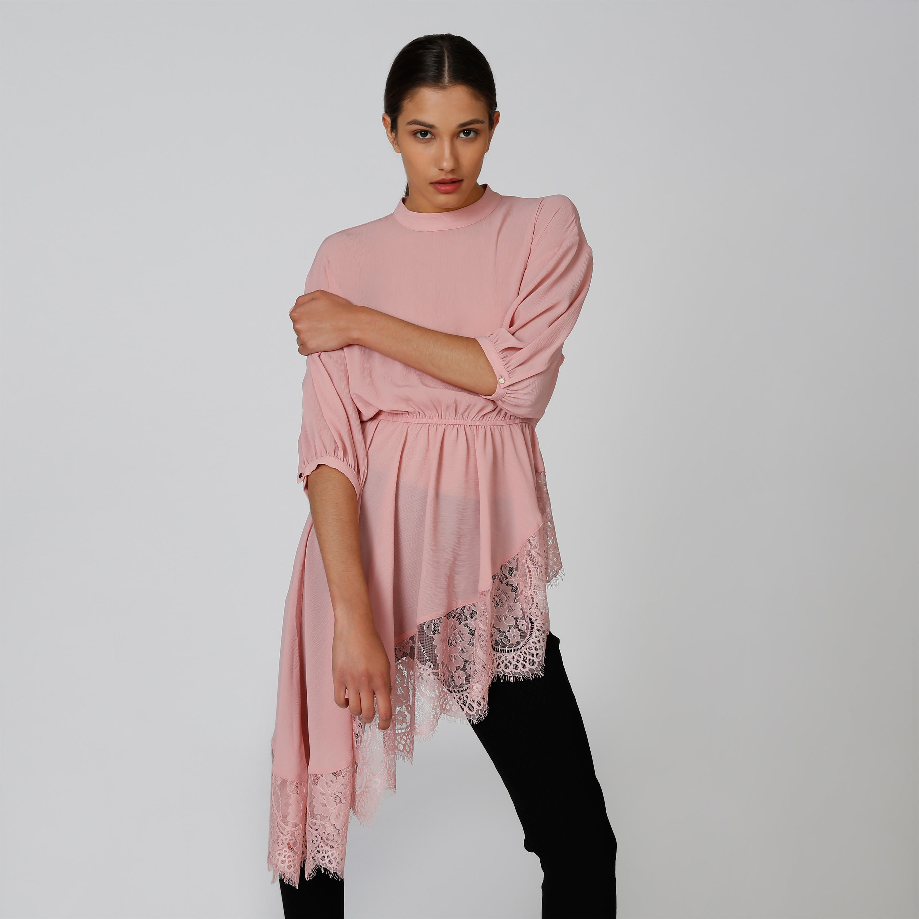 بلوزة طويلة بياقة عالية وأكمام 3/4 وتفاصيل دانتيل-women-clothing-shirtsandblouses-blouses-image-1