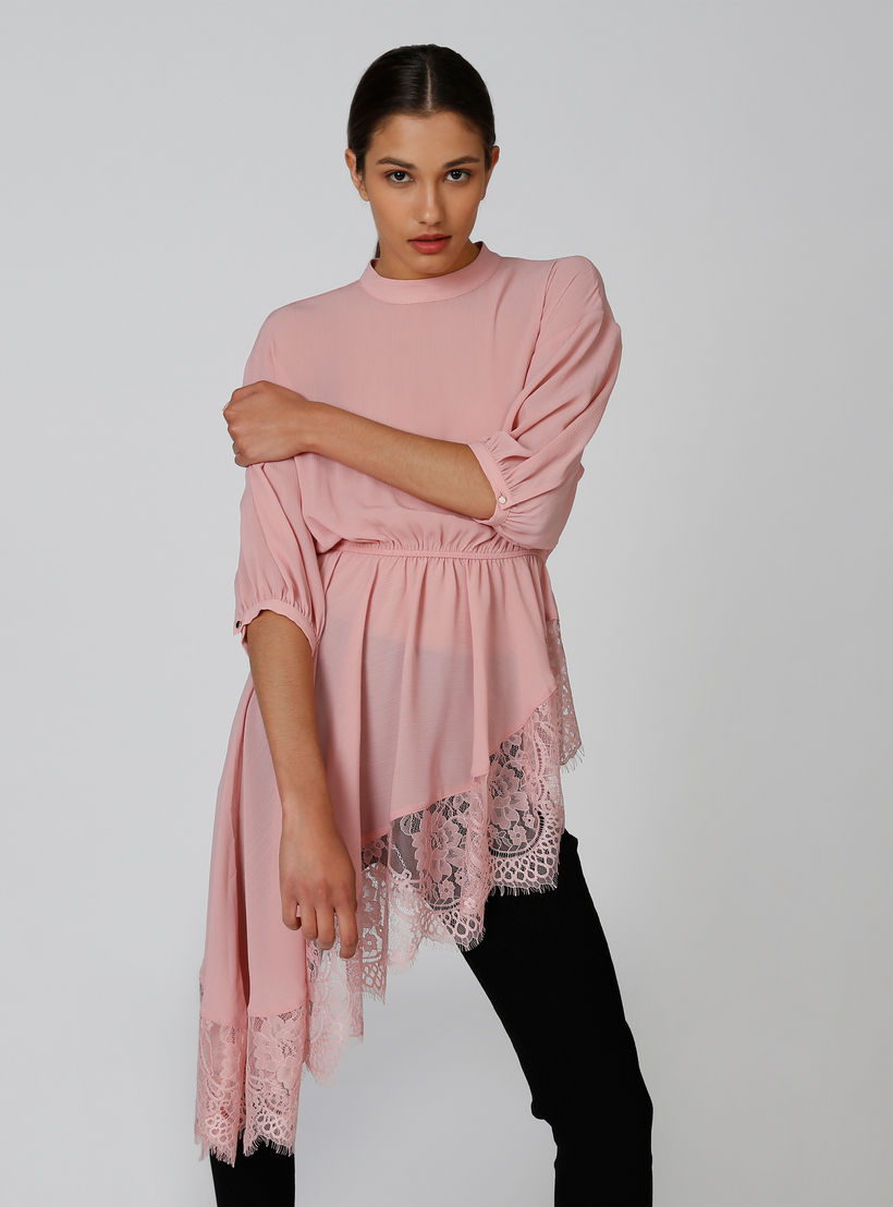 بلوزة طويلة بياقة عالية وأكمام 3/4 وتفاصيل دانتيل-women-clothing-shirtsandblouses-blouses-image-1