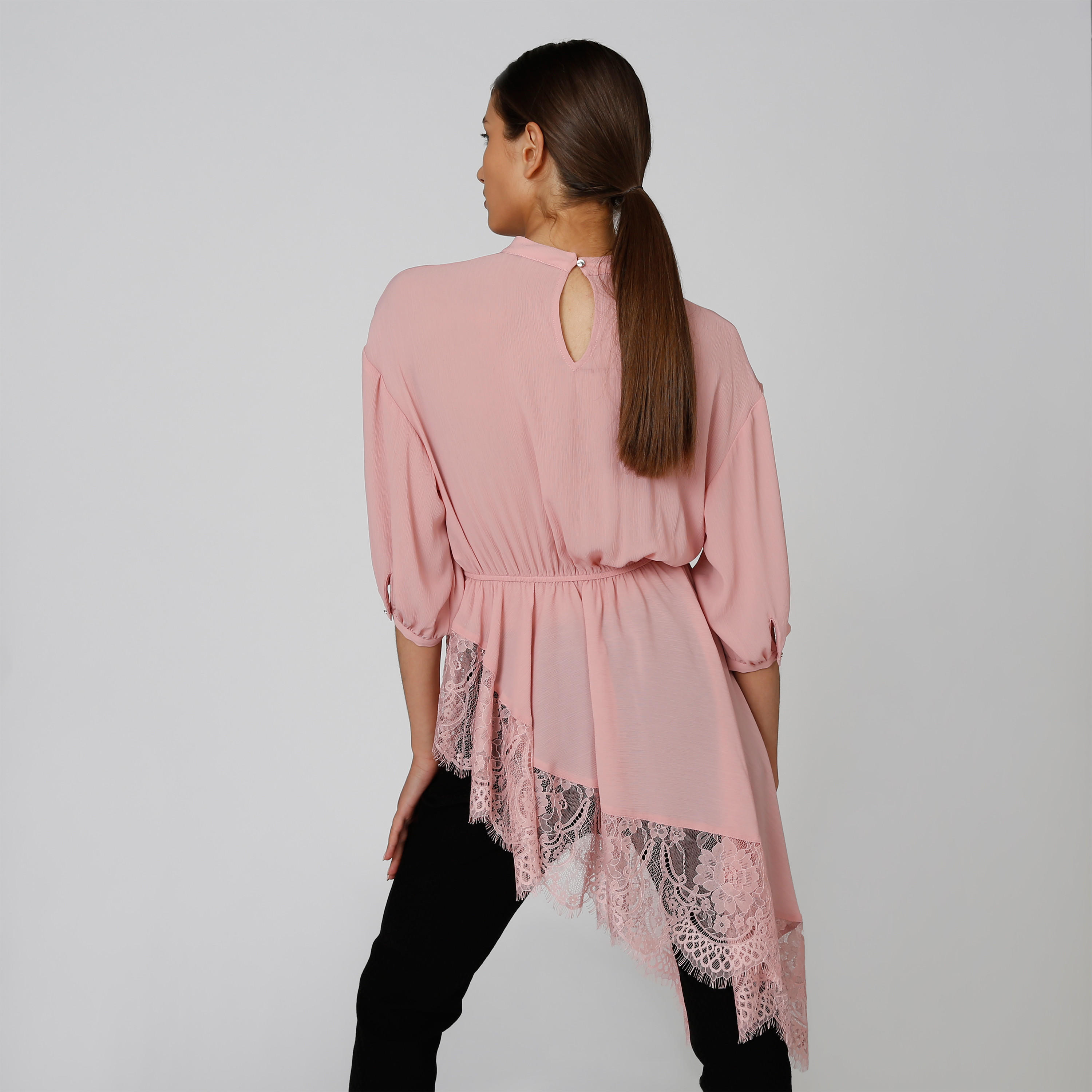 بلوزة طويلة بياقة عالية وأكمام 3/4 وتفاصيل دانتيل-women-clothing-shirtsandblouses-blouses-image-2